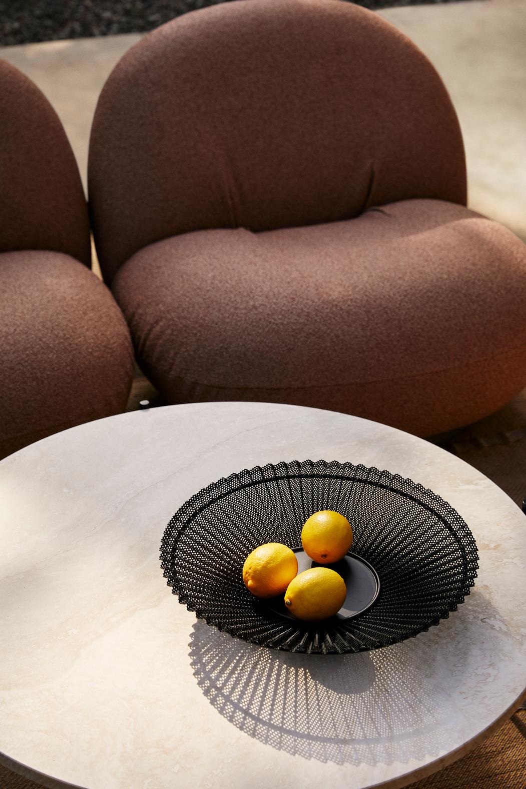 Runder Couchtisch TS aus sandfarbenem Travertin mit goldenem Gestell