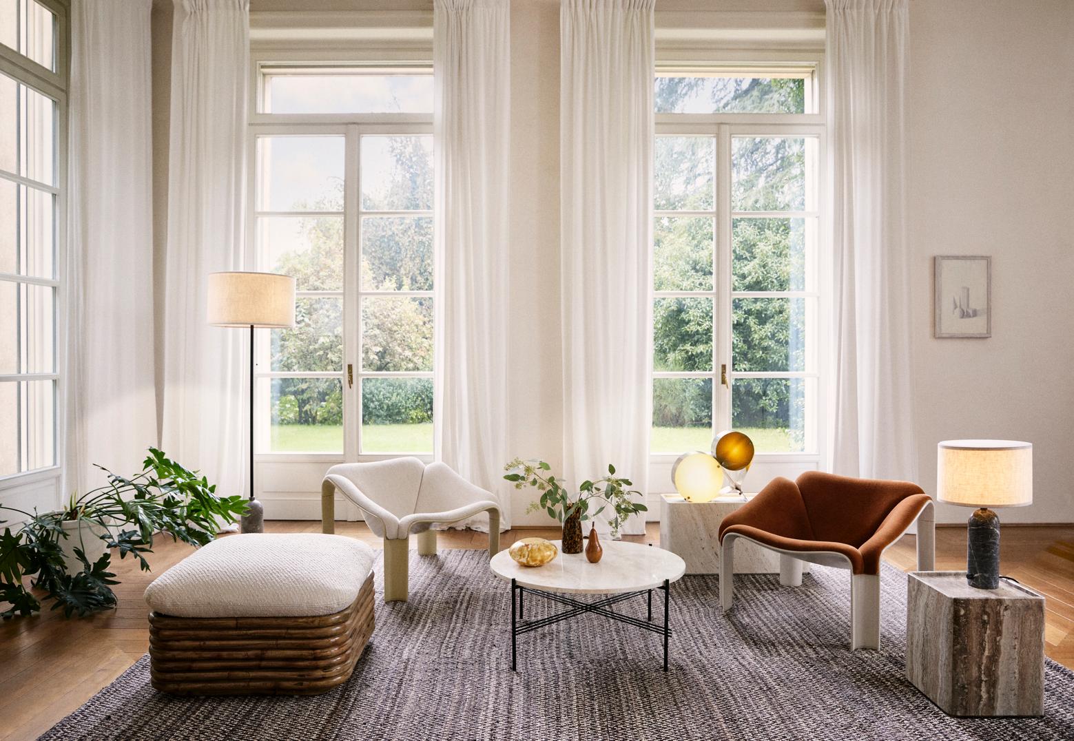 Runder Couchtisch TS aus sandfarbenem Travertin mit goldenem Gestell