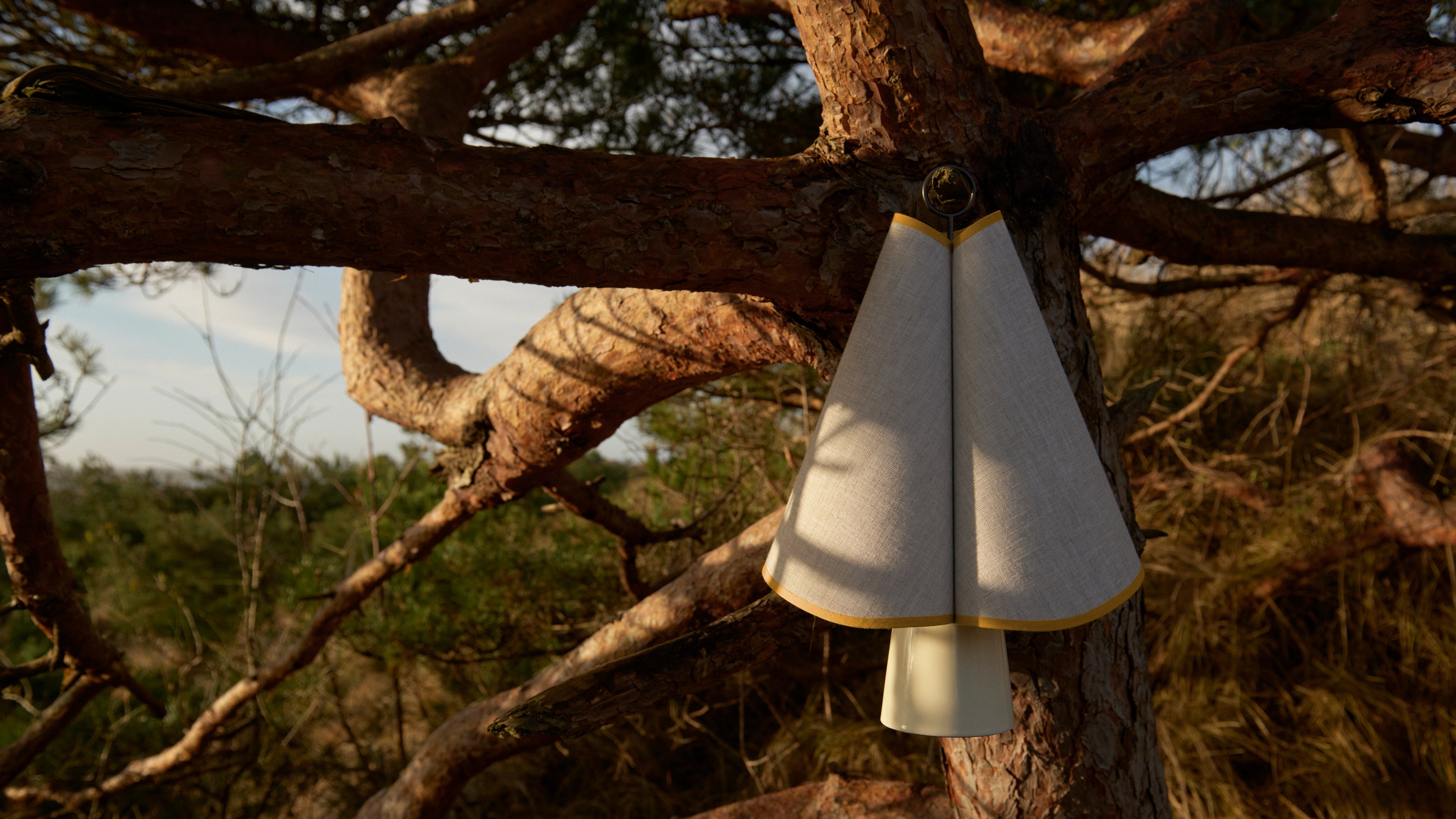Tragbare Lampe HORNBÆK in Weiß mit gelben Akzenten