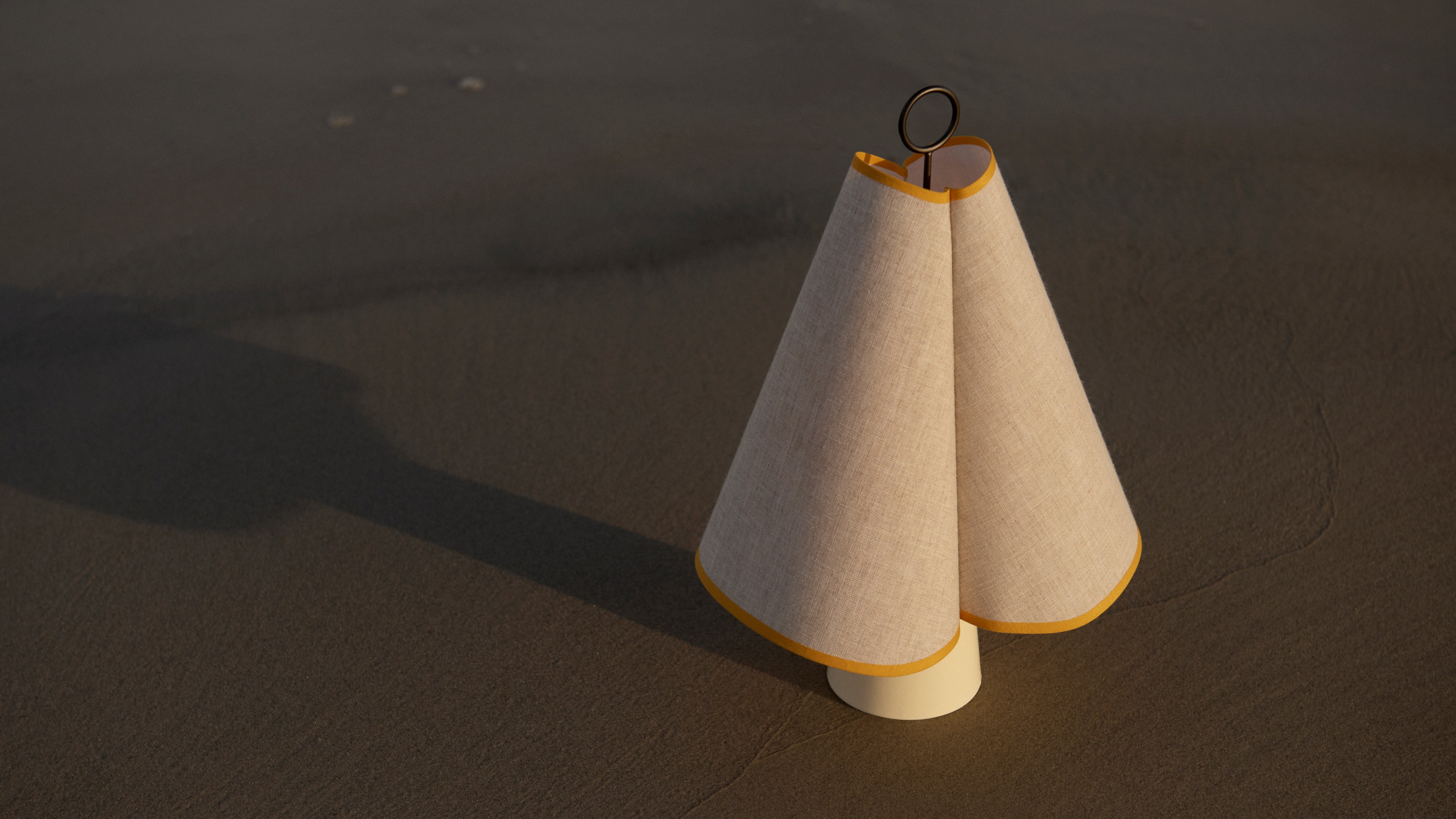 Tragbare Lampe HORNBÆK in Weiß mit gelben Akzenten