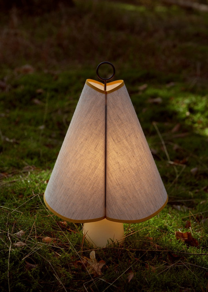 Tragbare Lampe HORNBÆK in Weiß mit gelben Akzenten