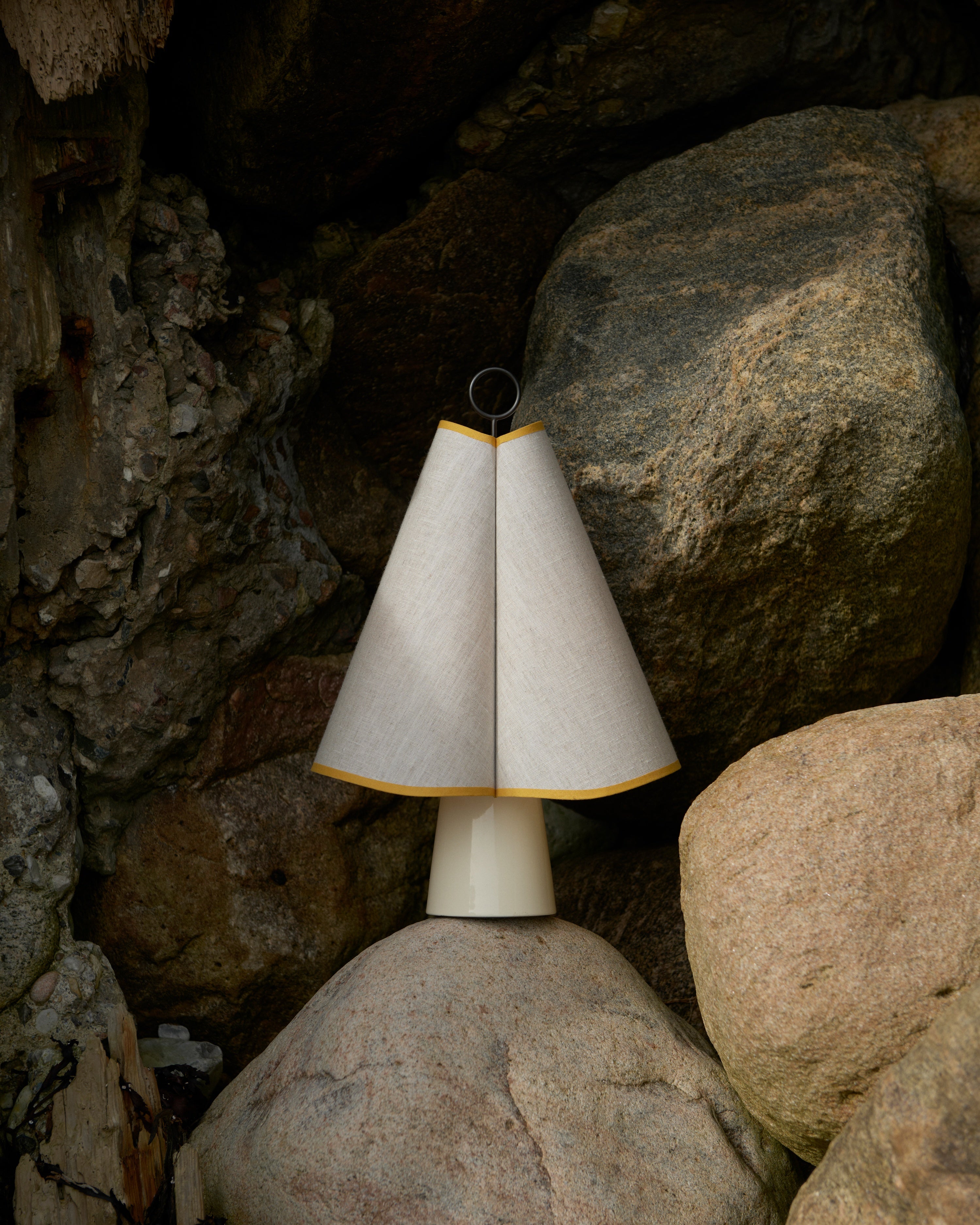 Tragbare Lampe HORNBÆK in Weiß mit gelben Akzenten