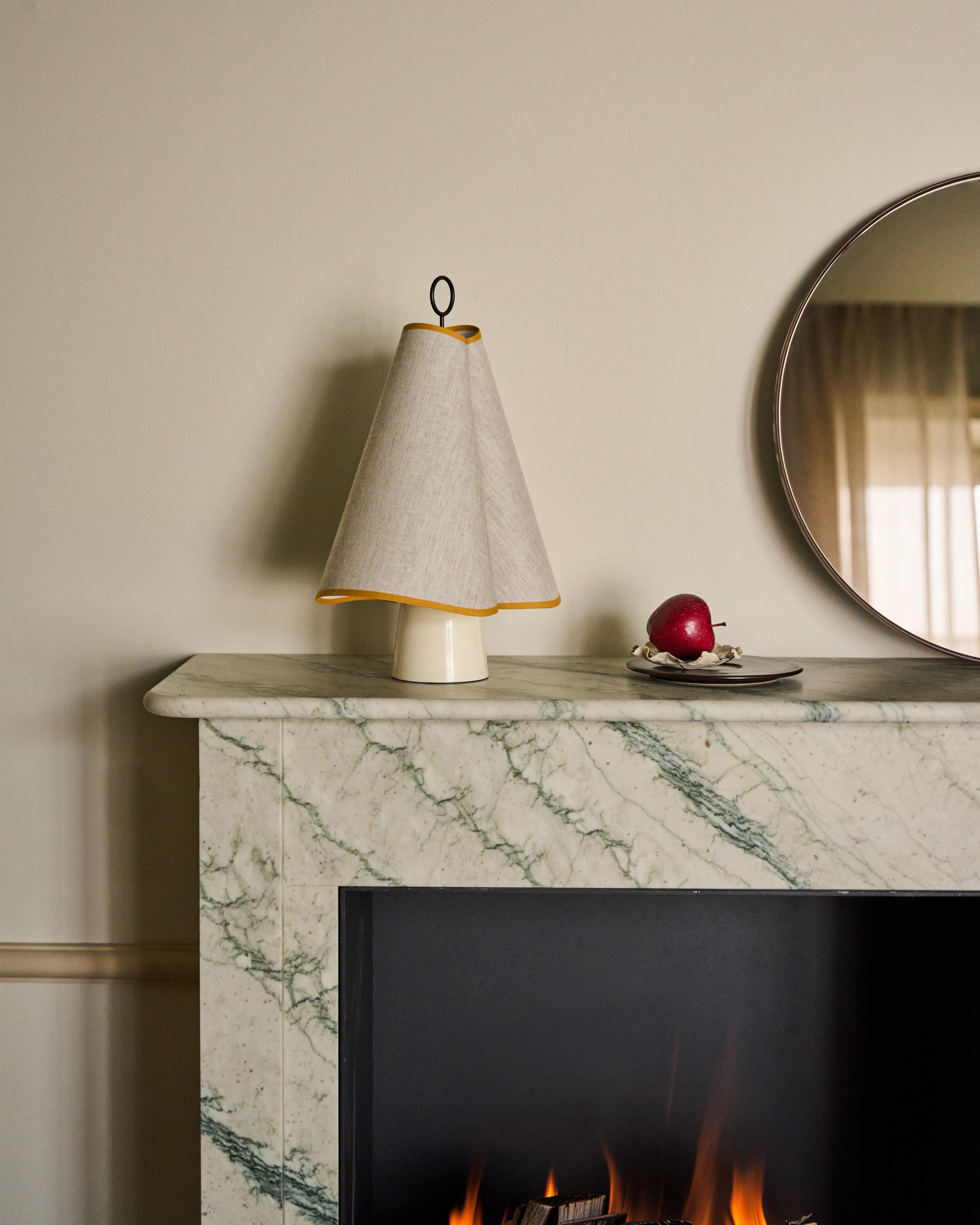 Tragbare Lampe HORNBÆK in Weiß mit gelben Akzenten