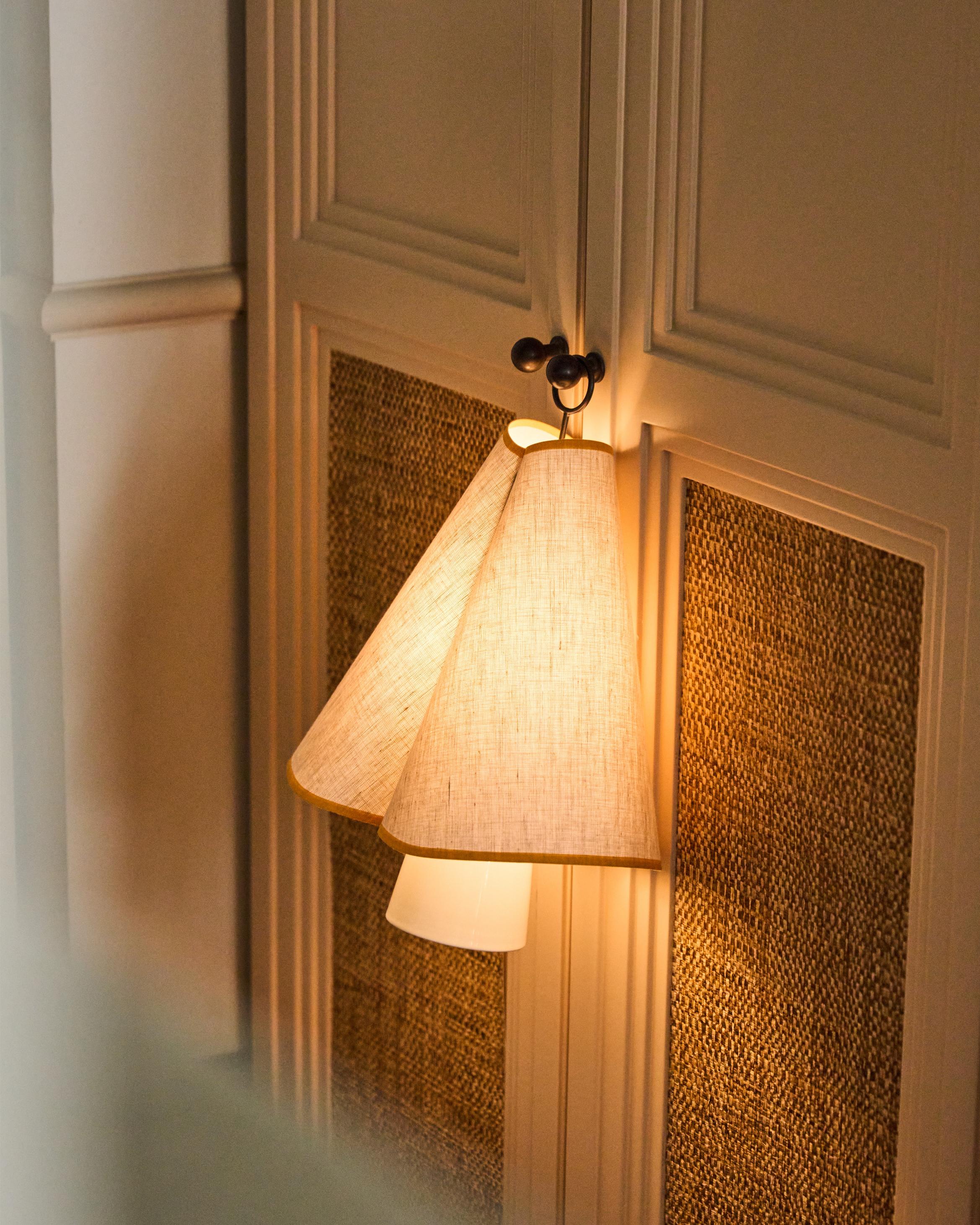 Tragbare Lampe HORNBÆK in Weiß mit gelben Akzenten