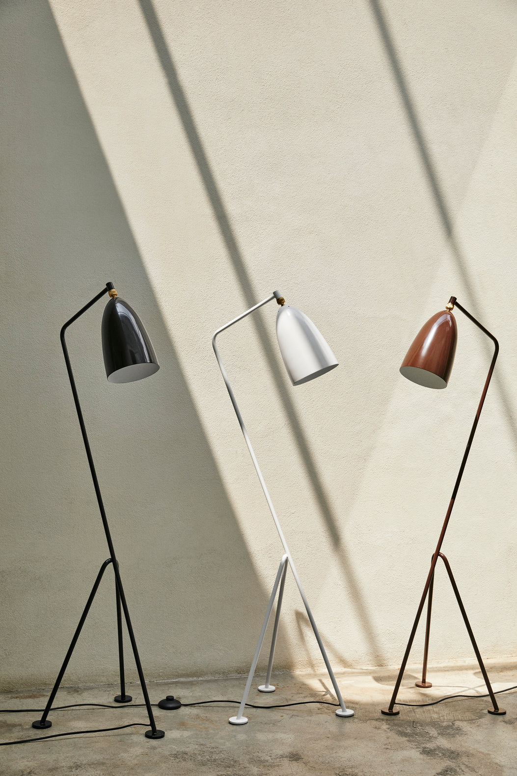 GRÄSHOPPA black matte tripod floor lamp
