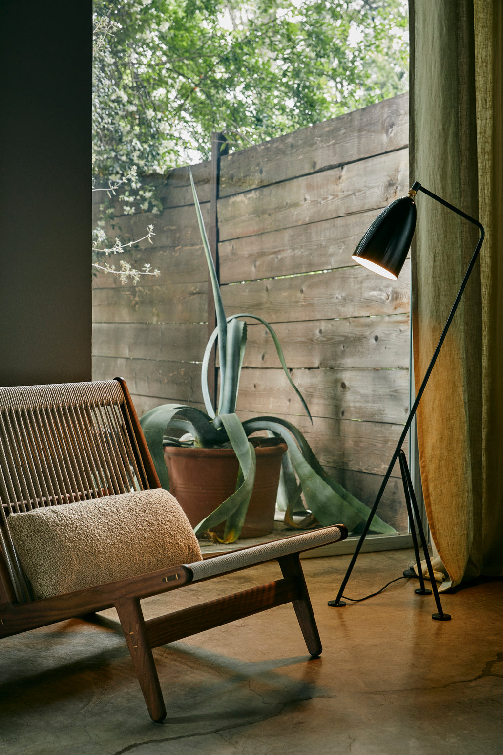 MR01 armchair in walnut wood and linen