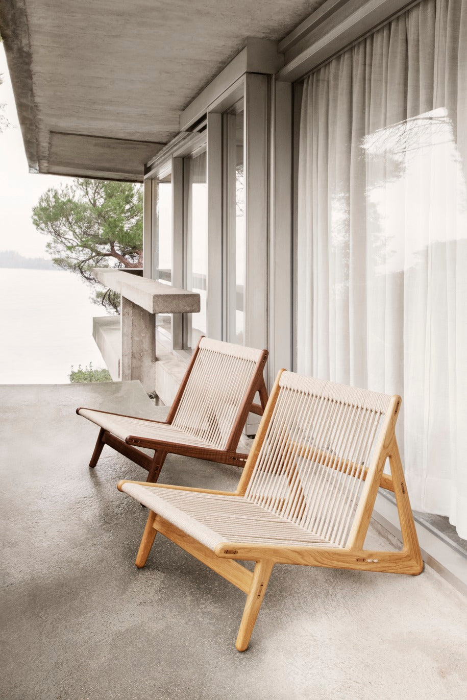 MR01 armchair in walnut wood and linen