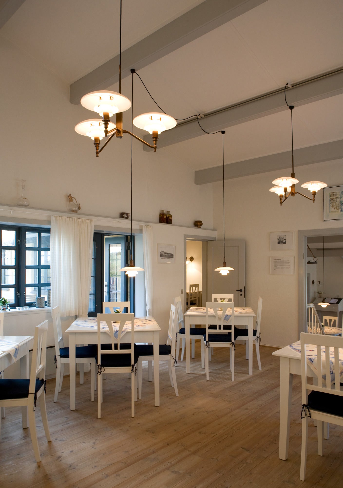 Pendelleuchte PH 3/2 ACADEMY weiß mit verchromter Oberfläche