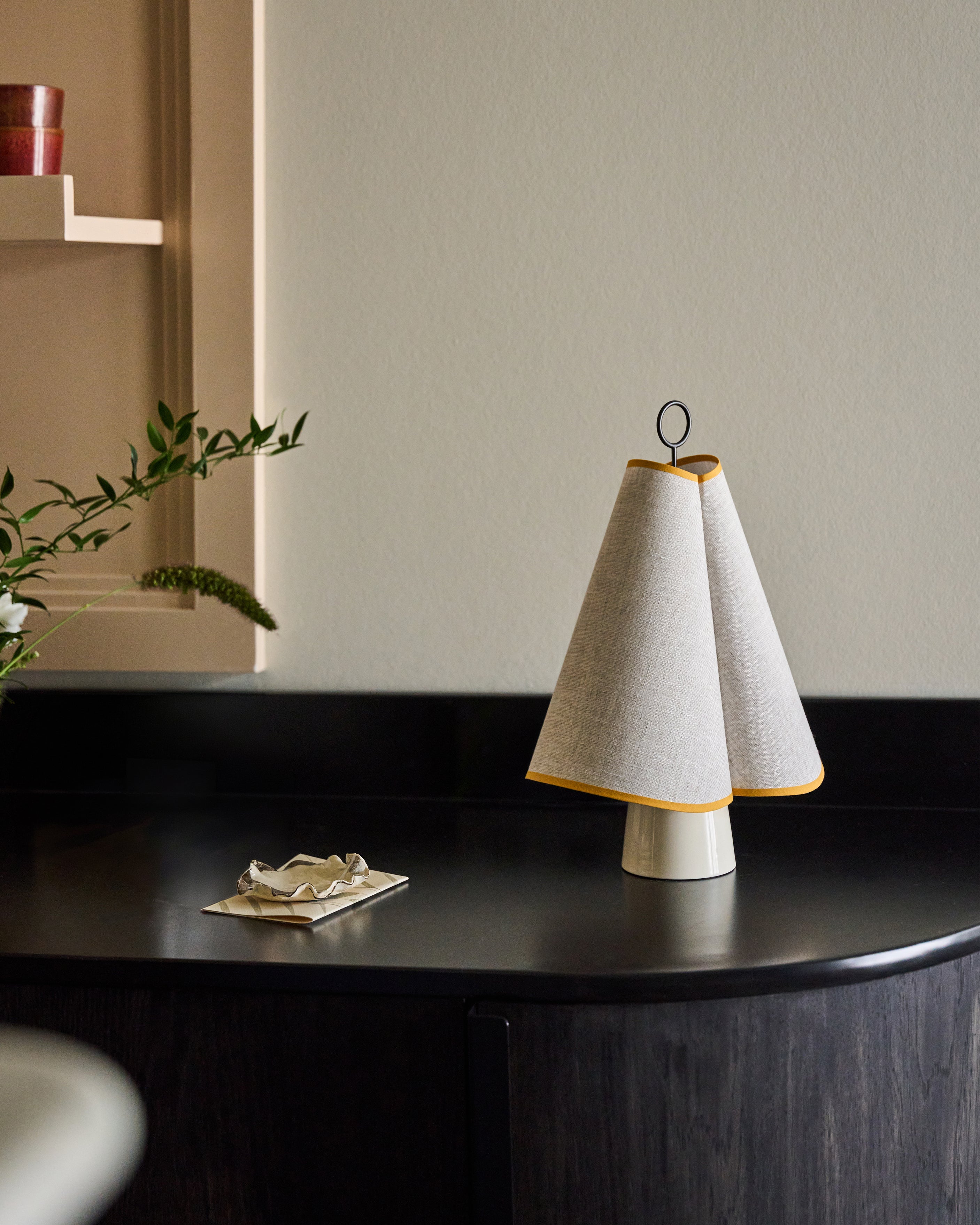 Tragbare Lampe HORNBÆK in Weiß mit gelben Akzenten