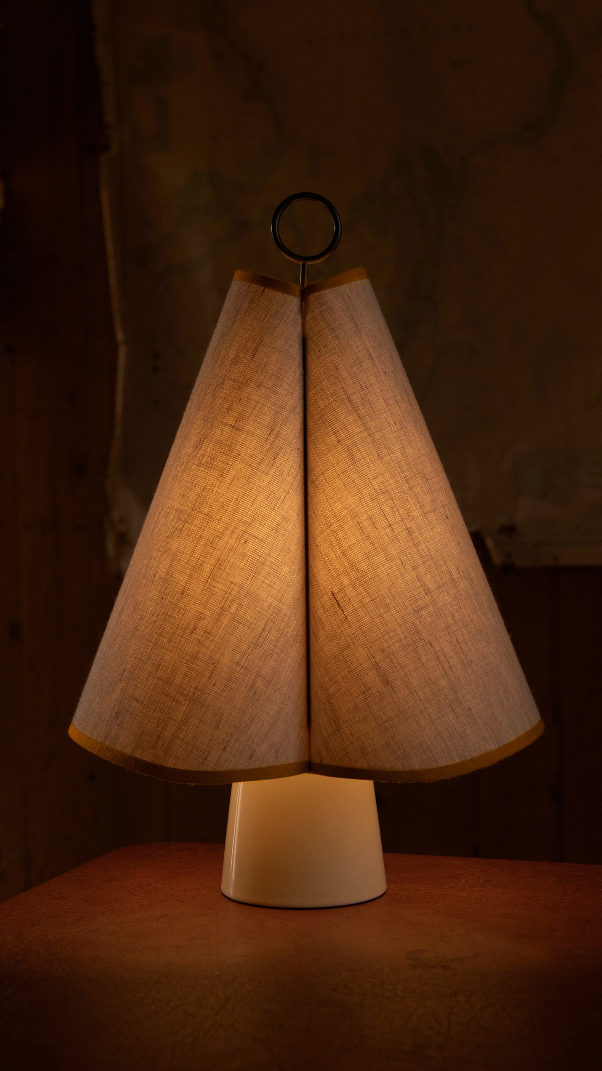 Tragbare Lampe HORNBÆK in Weiß mit gelben Akzenten