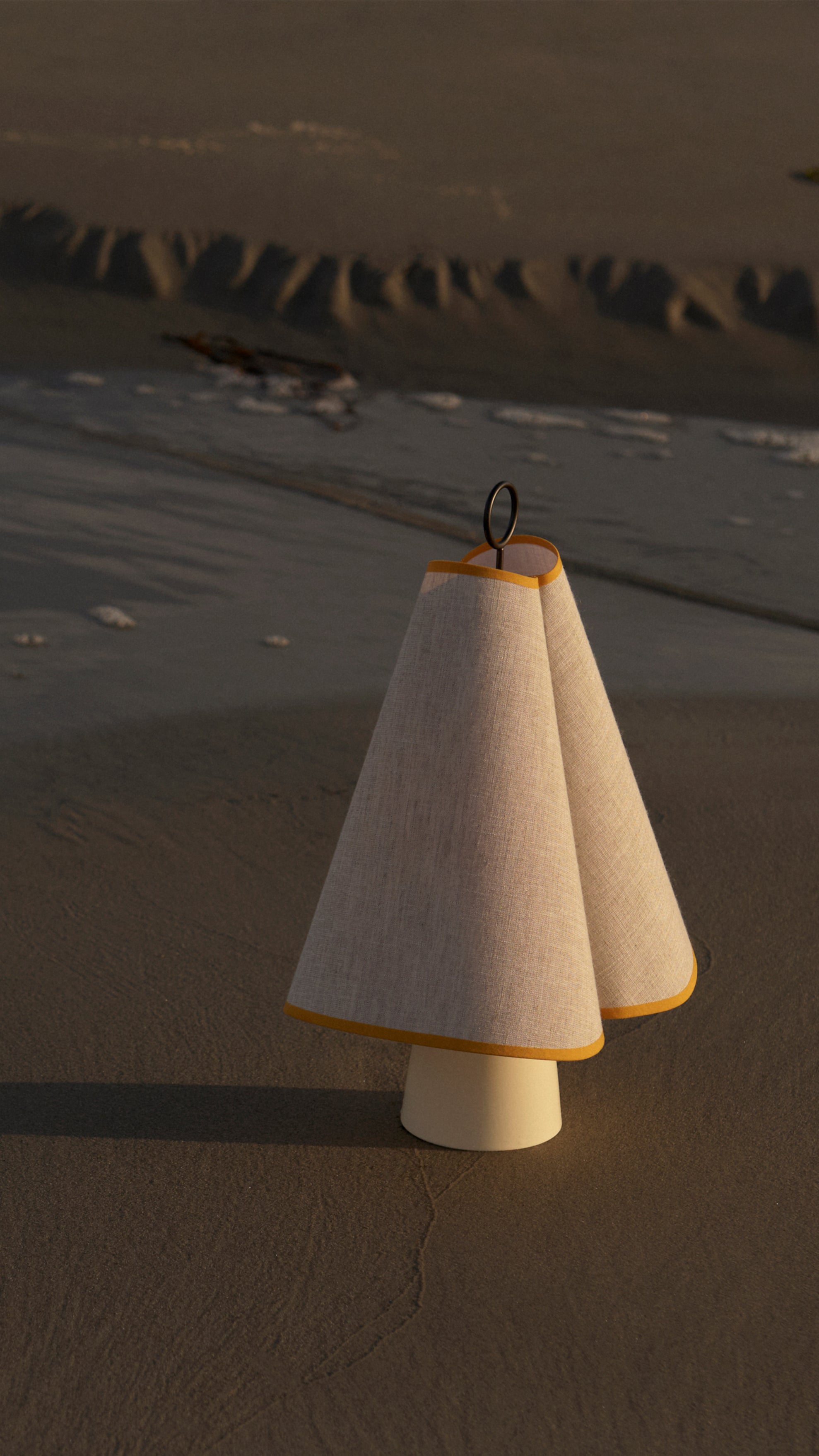 Tragbare Lampe HORNBÆK in Weiß mit gelben Akzenten