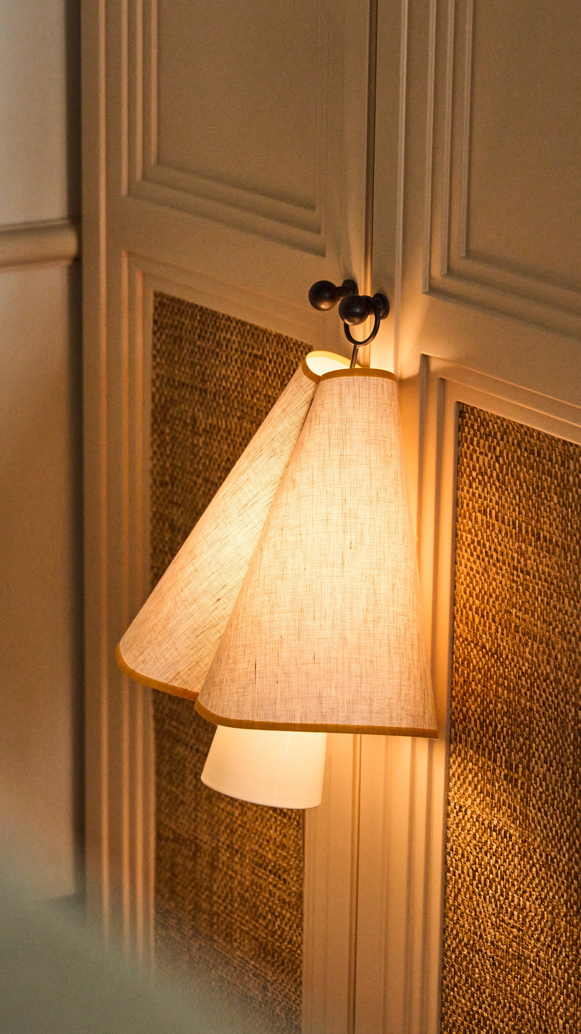 Tragbare Lampe HORNBÆK in Weiß mit gelben Akzenten