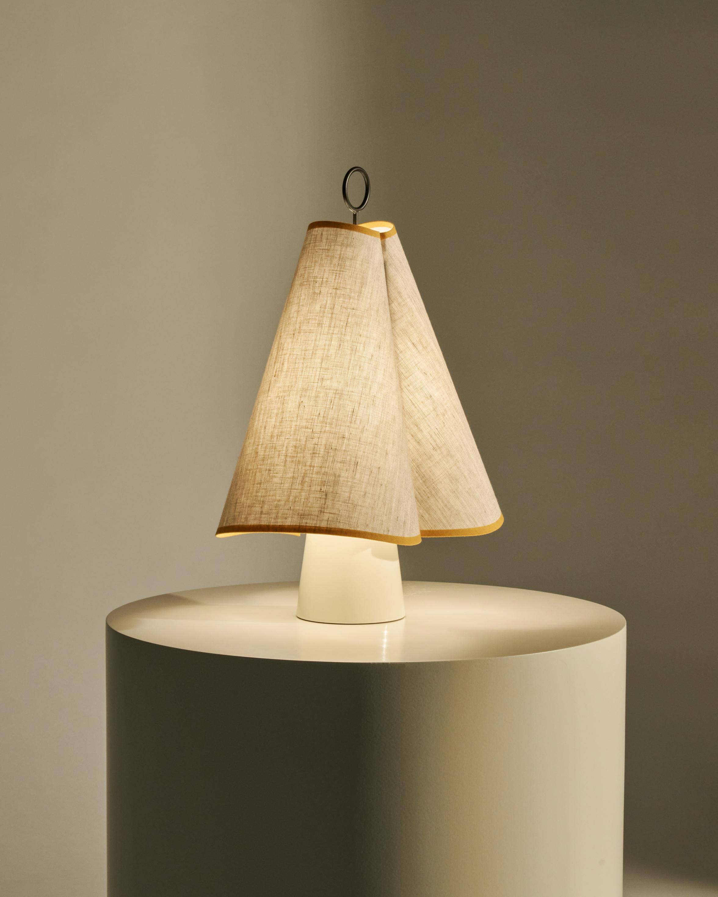 Tragbare Lampe HORNBÆK in Weiß mit gelben Akzenten