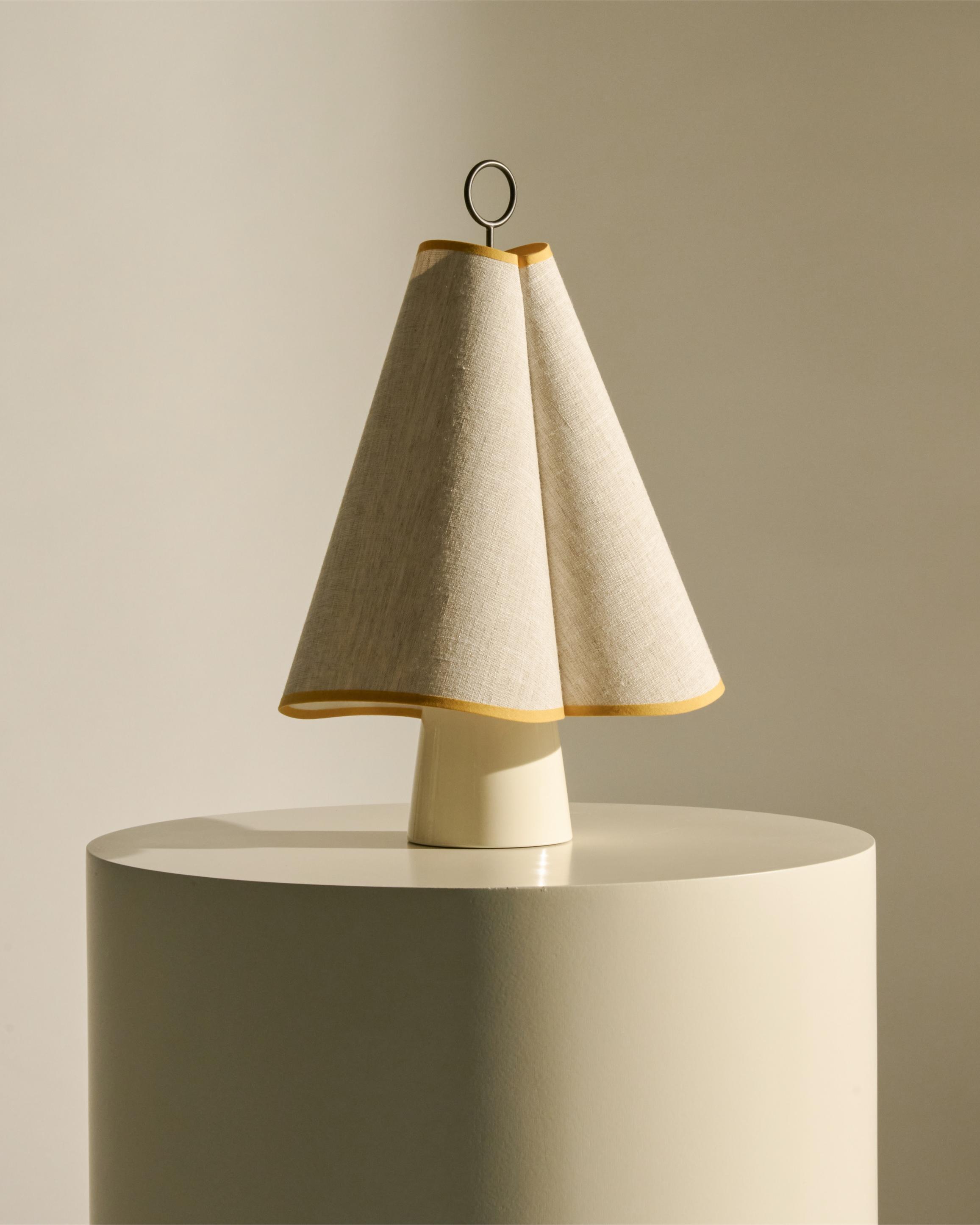 Tragbare Lampe HORNBÆK in Weiß mit gelben Akzenten