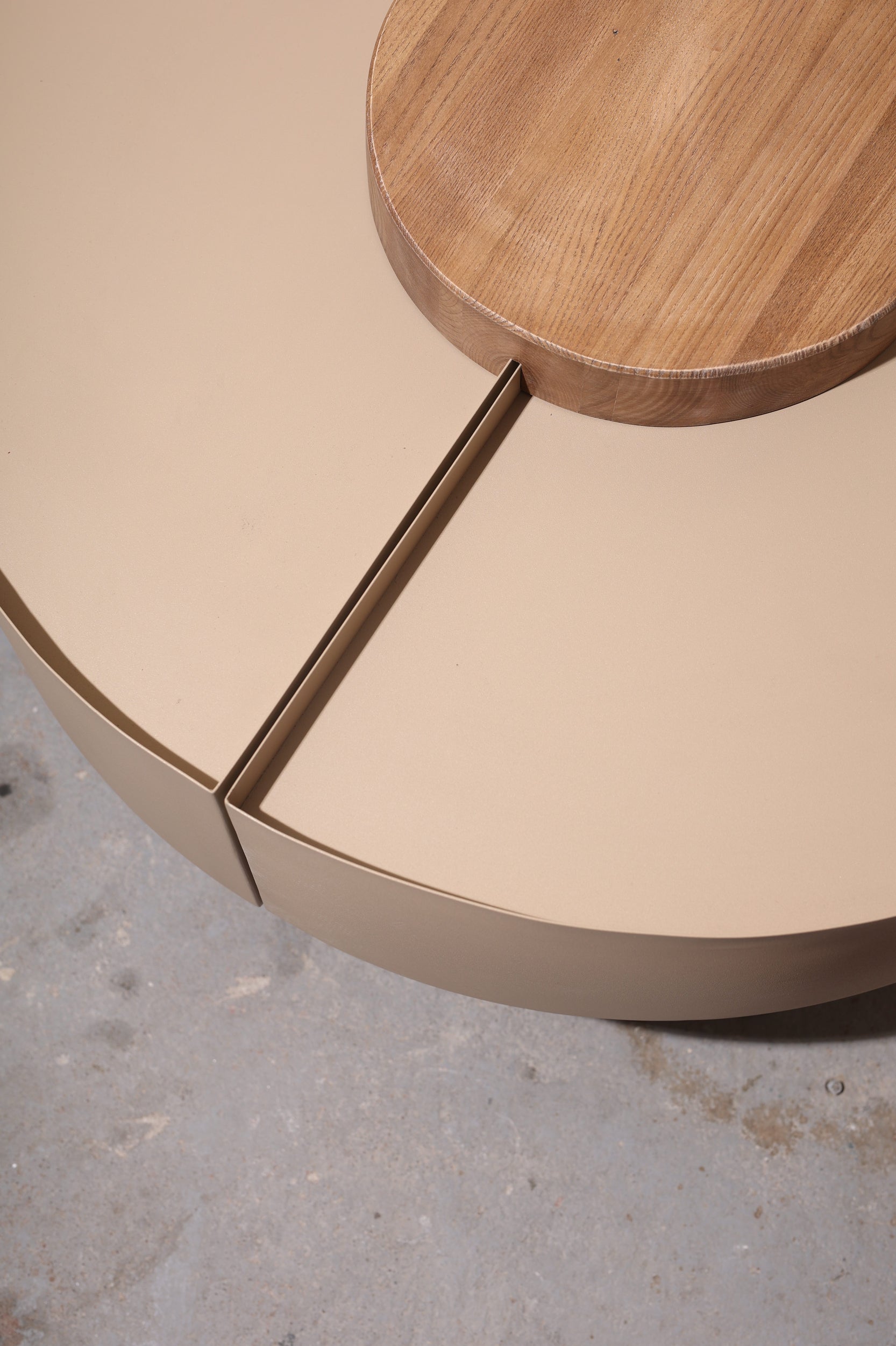 Kaffeetisch SUMO aus Stahl und Holz