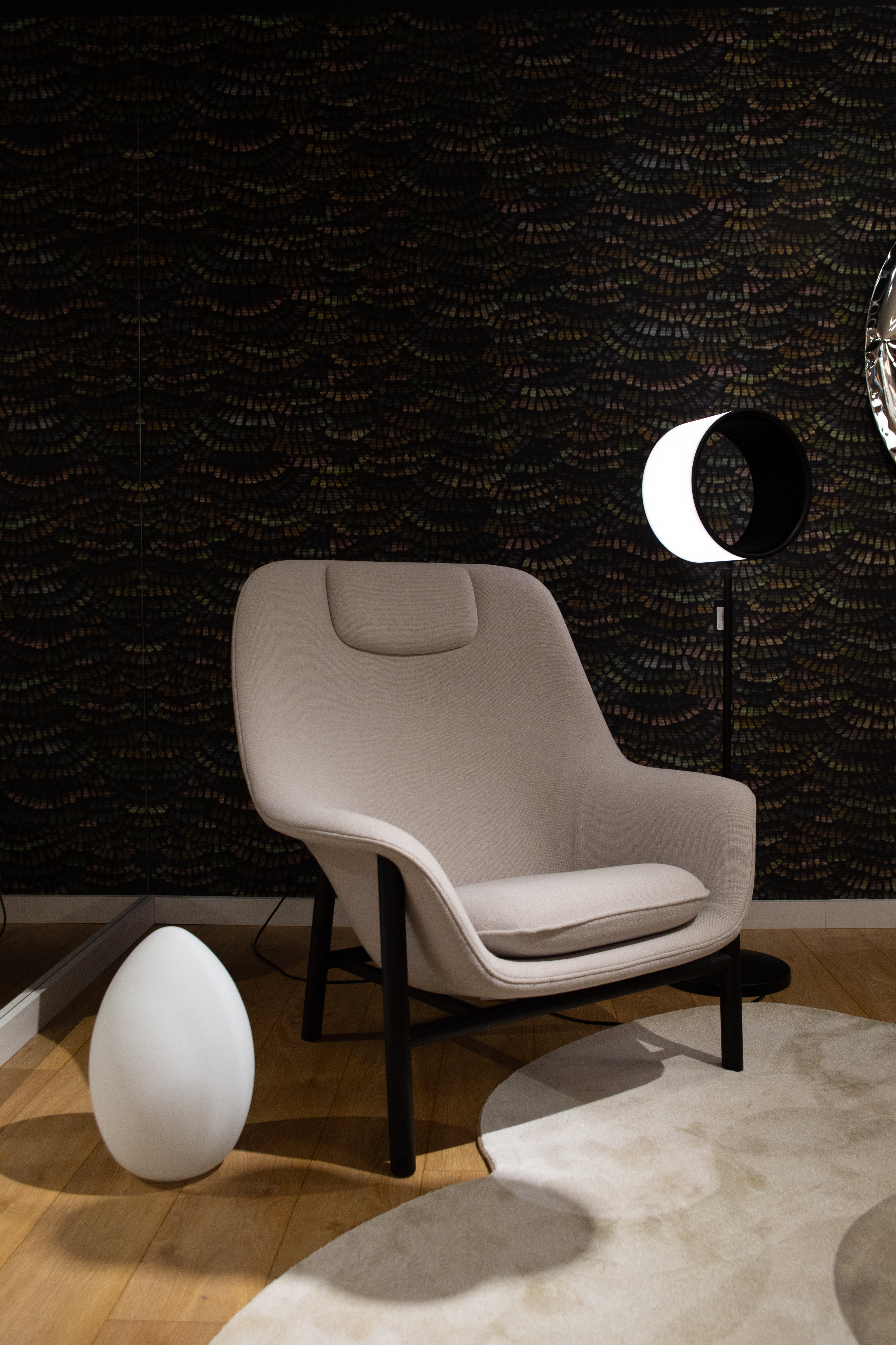 Sessel DRAPE HIGH W. KOPFSTÜTZE mit schwarzem Eichenfuß - Ausstellungsstück