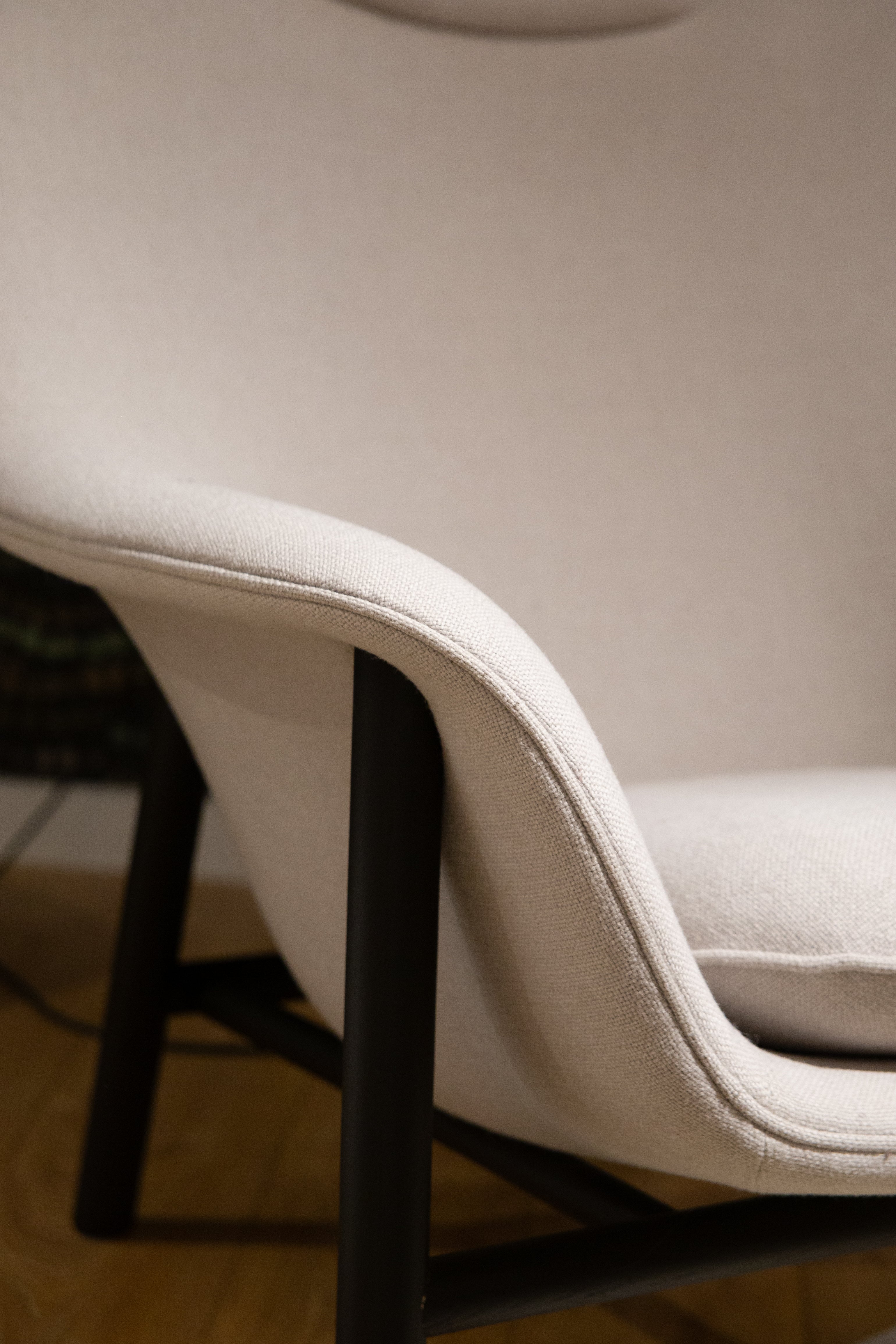 Sessel DRAPE HIGH W. KOPFSTÜTZE mit schwarzem Eichenfuß - Ausstellungsstück