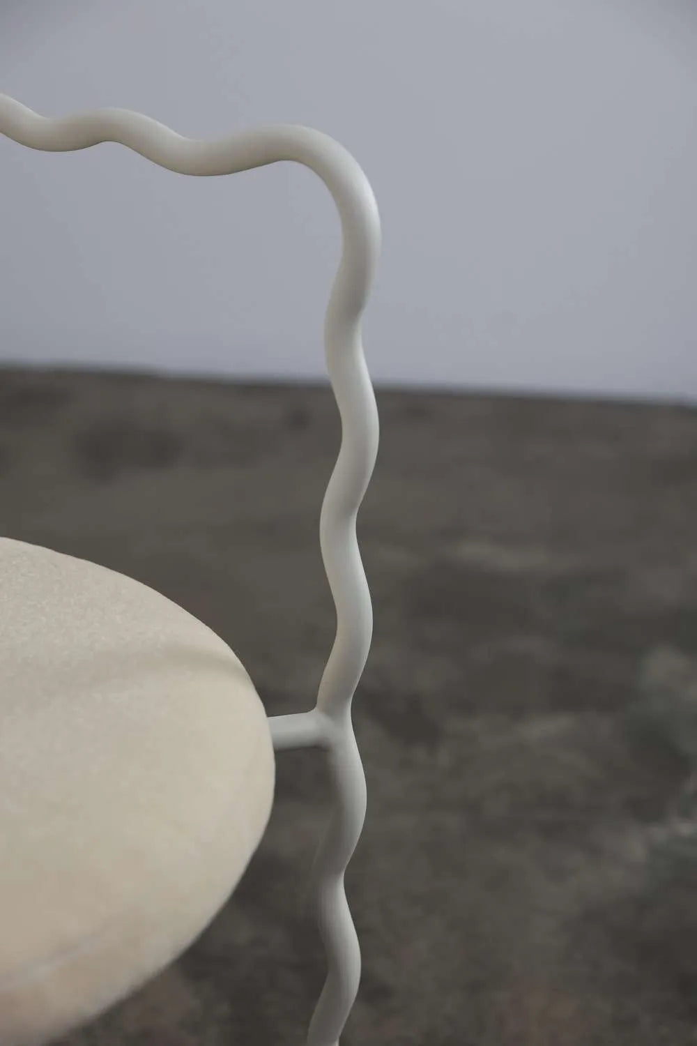 SAGE VAGUE Armlehnstuhl gepolstert mit Metallbasis