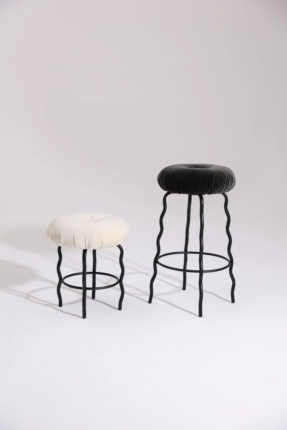 Polsterhocker WAVE mit Metallbasis