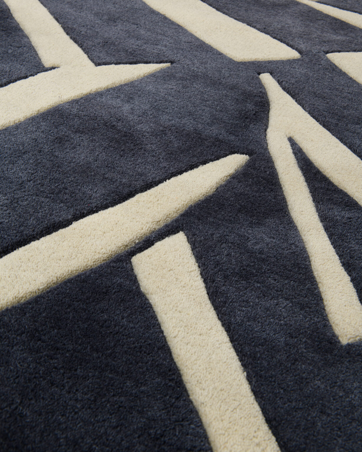 Asymmetrischer dekorativer Teppich INTO THE FOLD schwarz mit beige