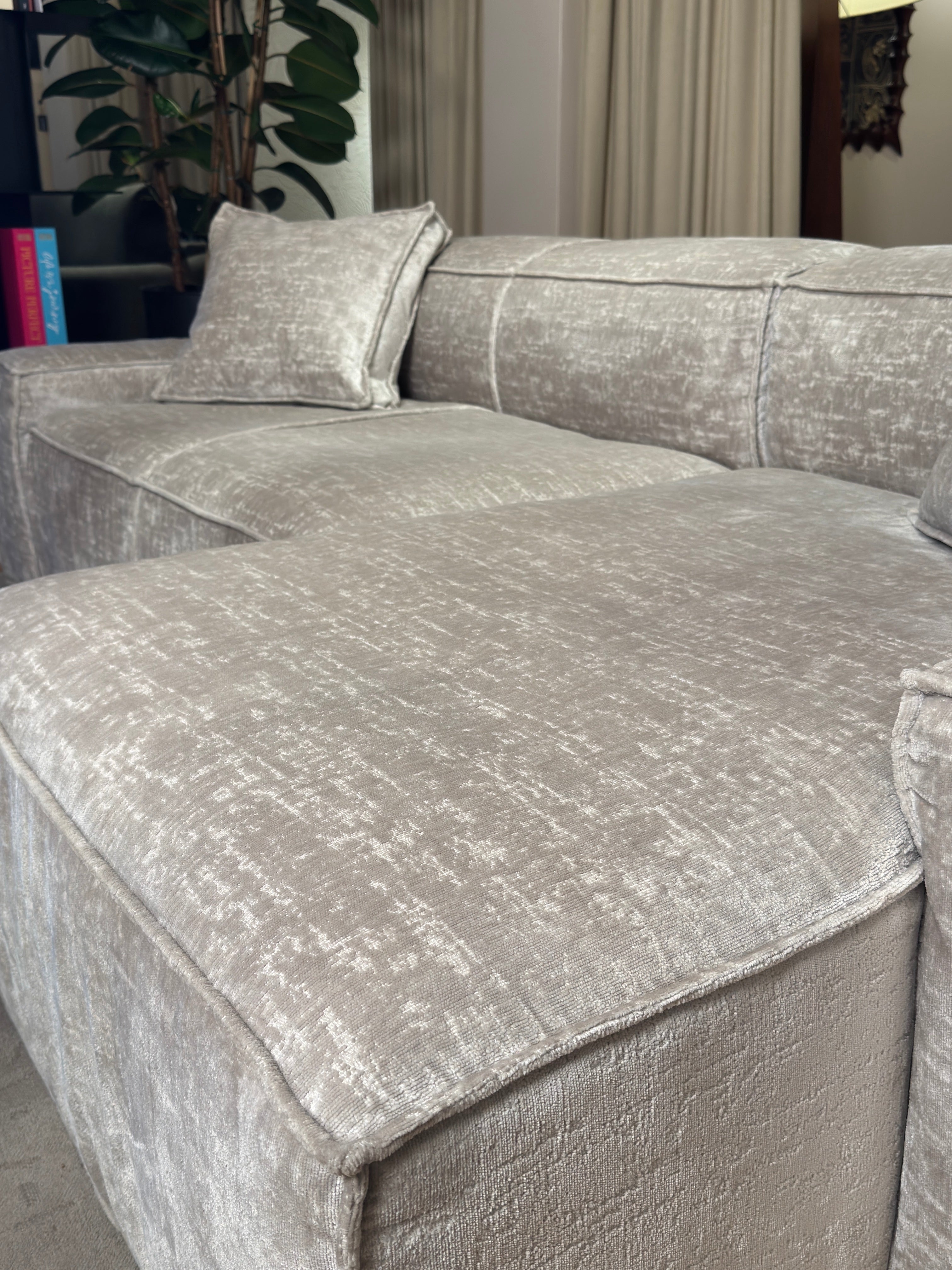 Ecksofa mit 2 Kissen in Grau aus Smeraldo-Stoff - Ausstellungsstück