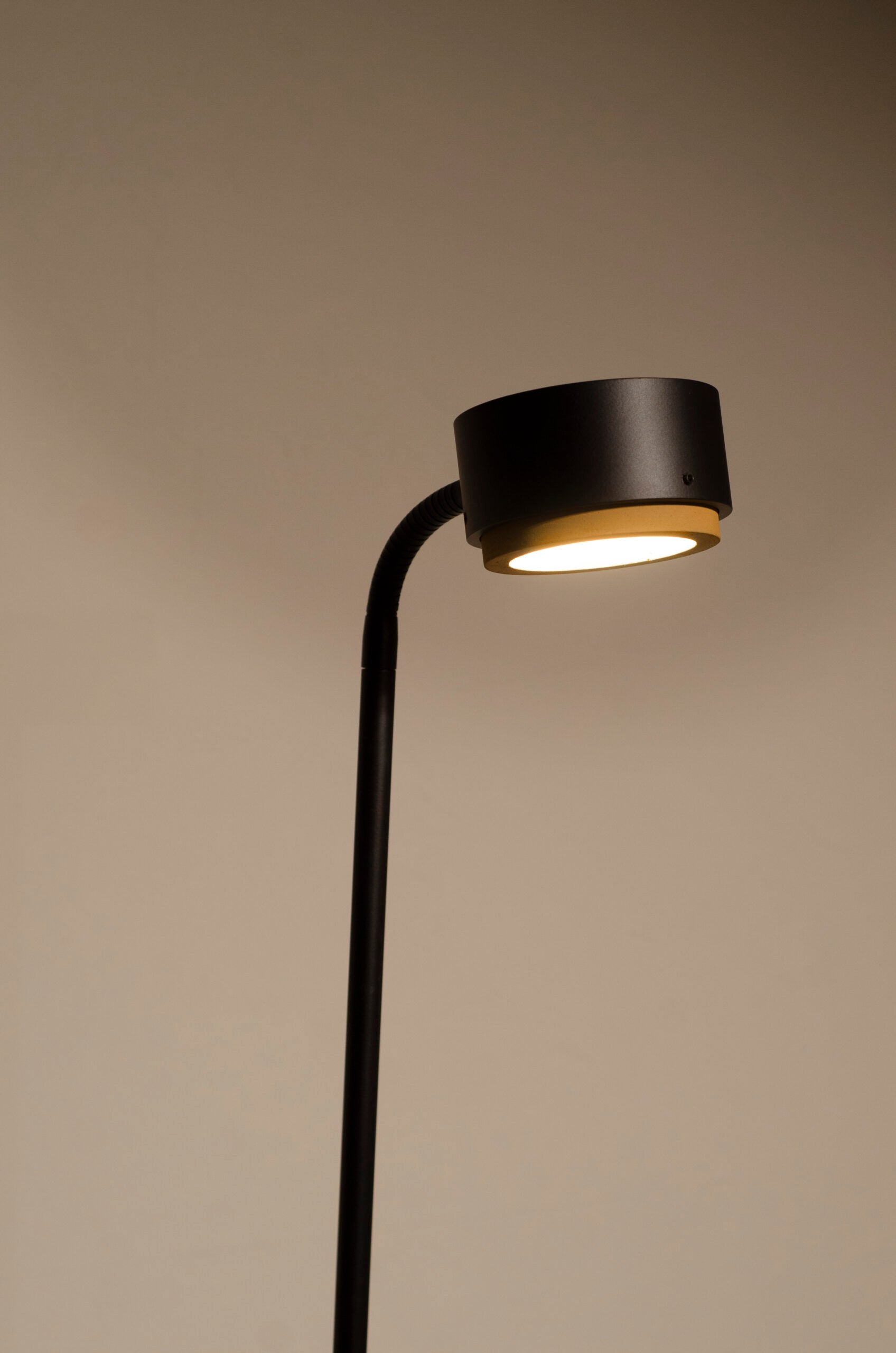 JUBI Tischleuchte schwarz mit Beton