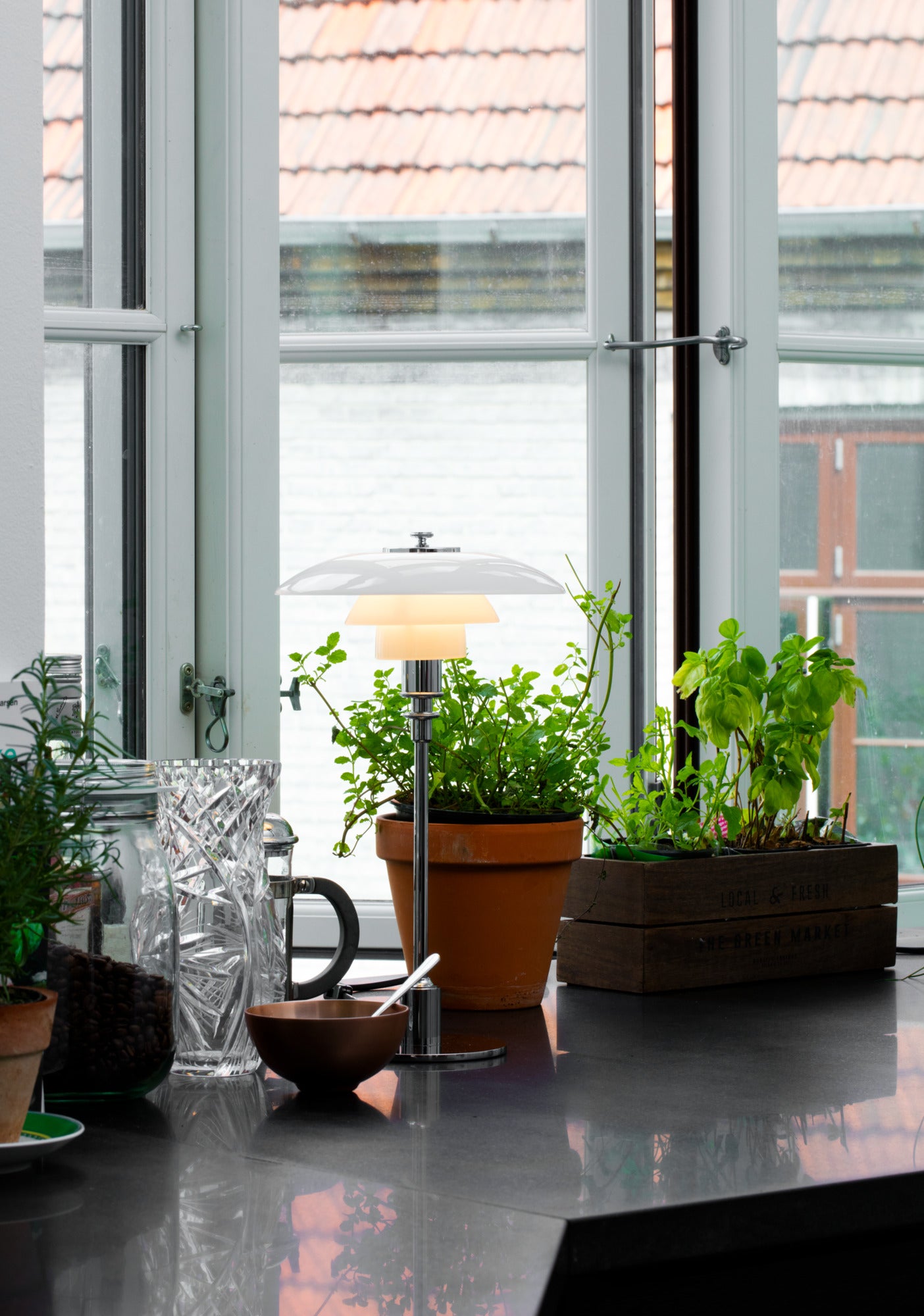 Tischlampe PH 2/1 weiß mit verchromtem Fuß