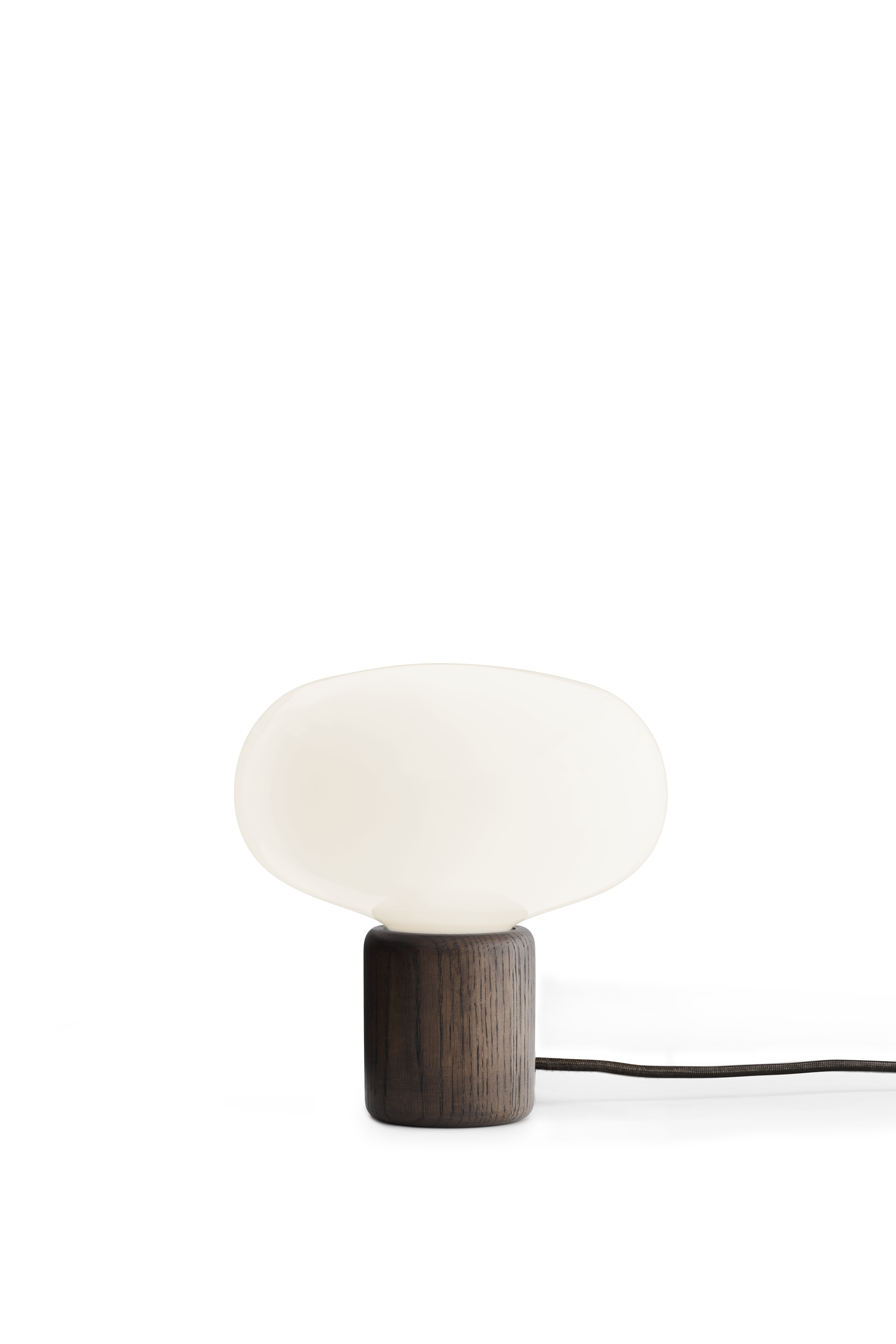 Karl-Johan Tischlampe Schillerner Glas mit einer geräucherten Eichenbasis