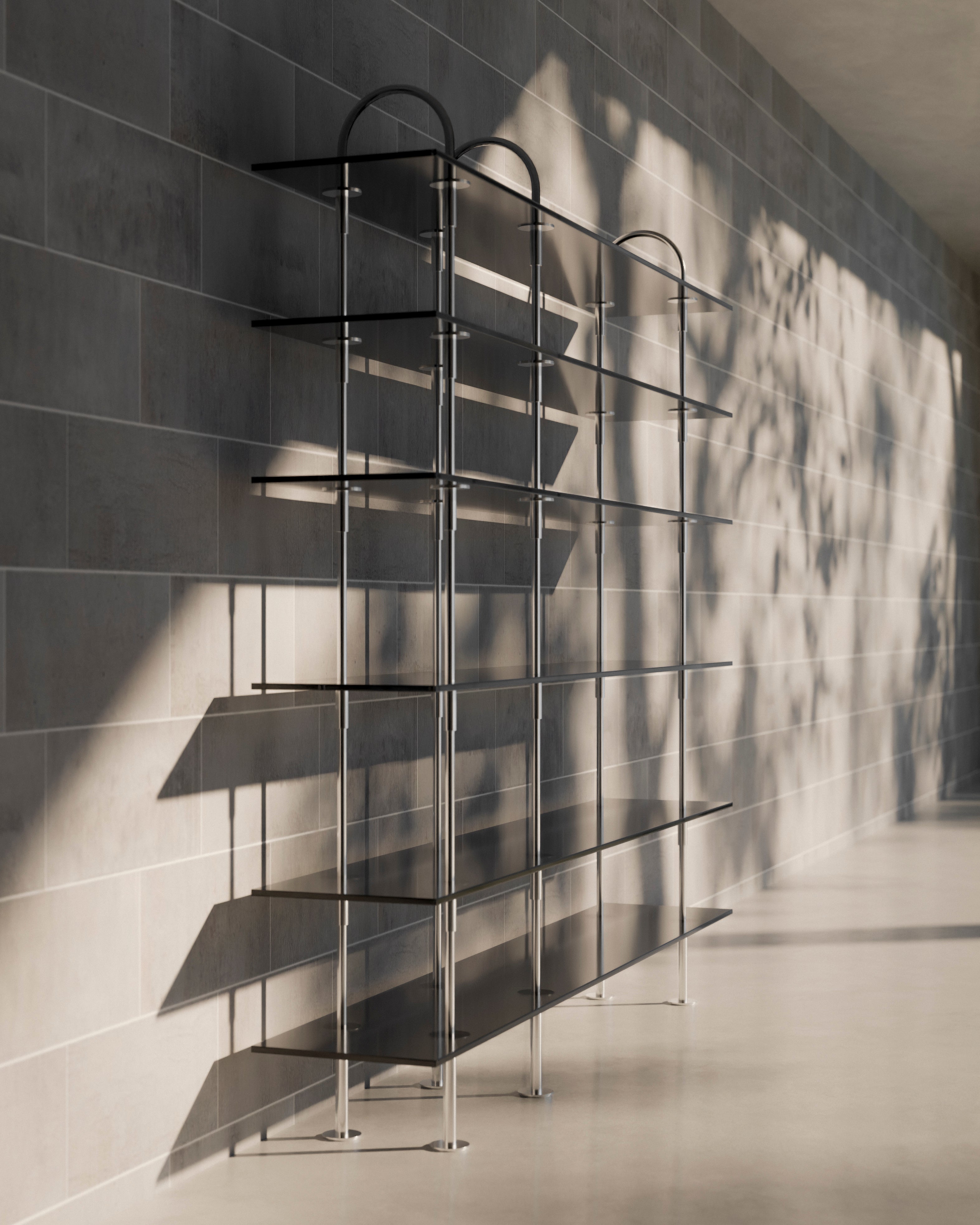 Regal KEEN mit rauchigem Glas und satinierter Stahlrahmen