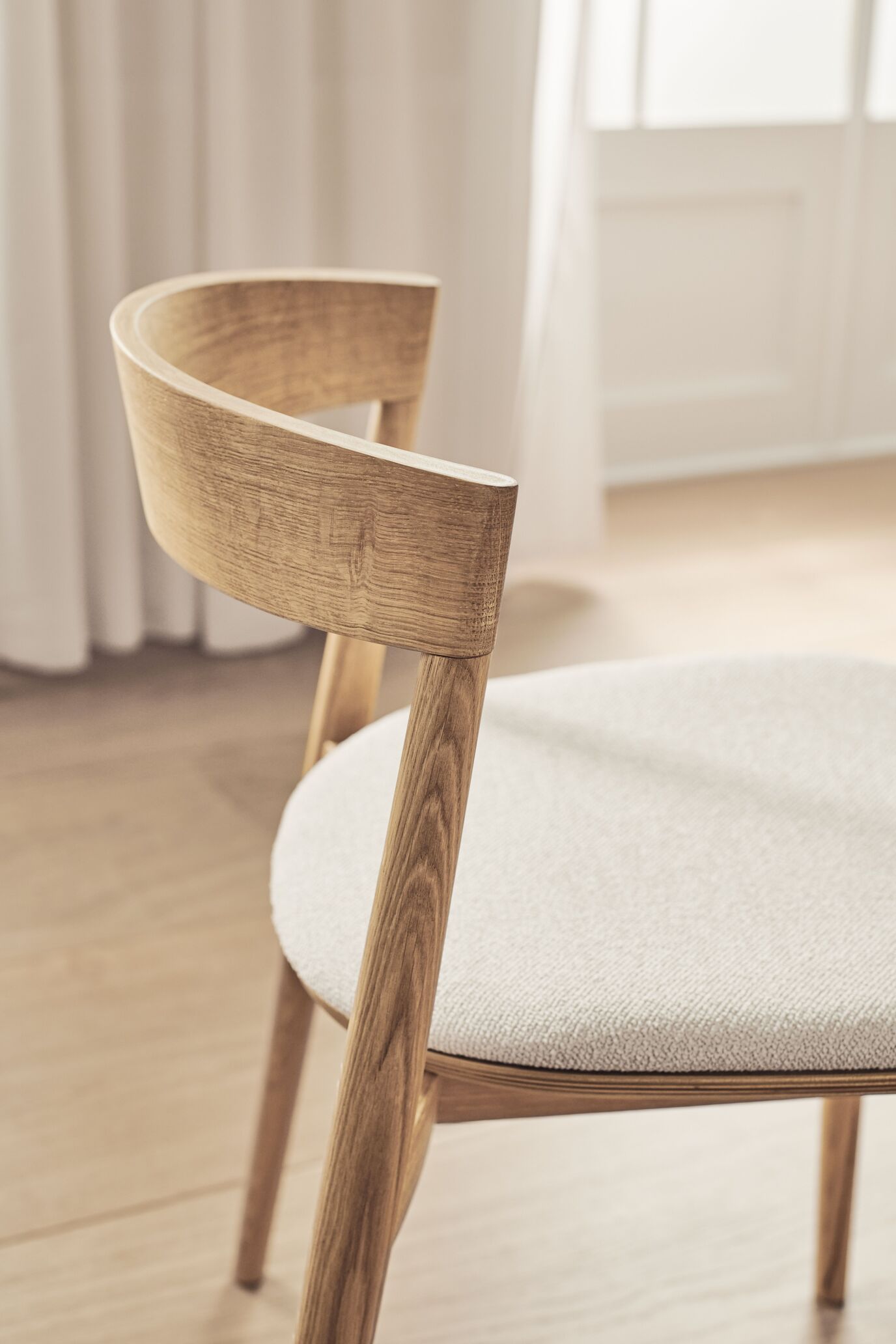 Kite upholstered chair with an oak base