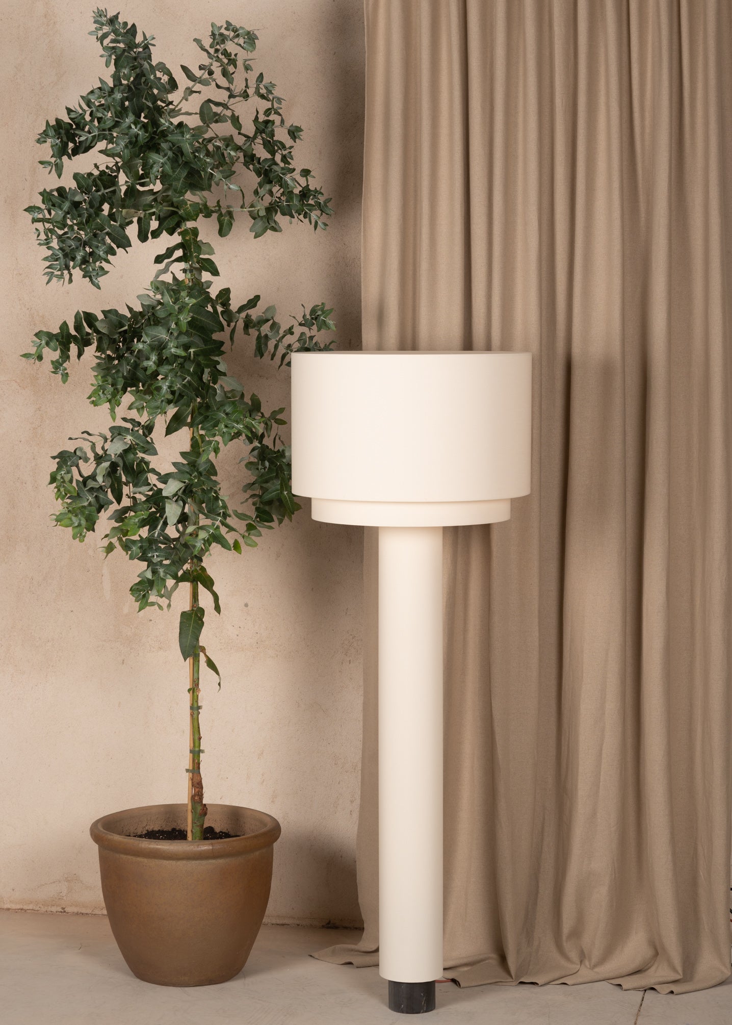 KOLUMNO Beige Floor Lamp with Black Marble