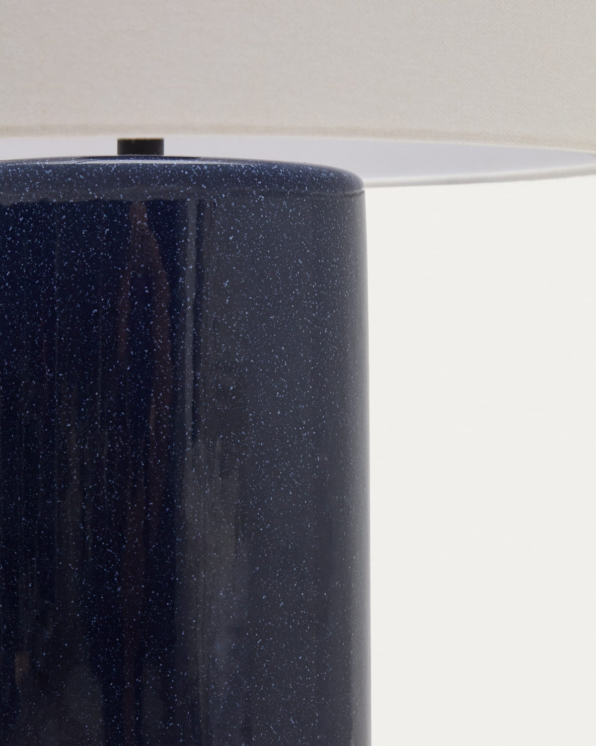 Lampa stołowa TONERIC niebieski ceramika z bawełnianym abażurem – ujęcie 6