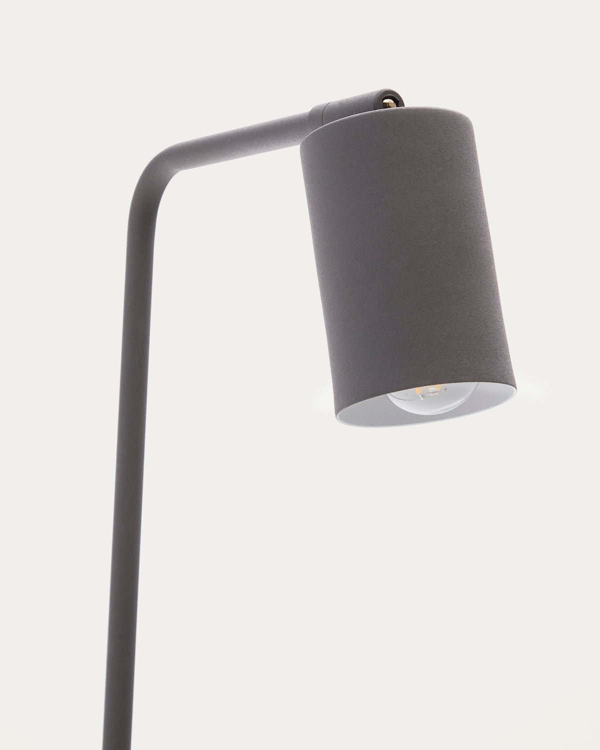 Lampa podłogowa MANIE czarny metal z efektem żeliwa – ujęcie 3