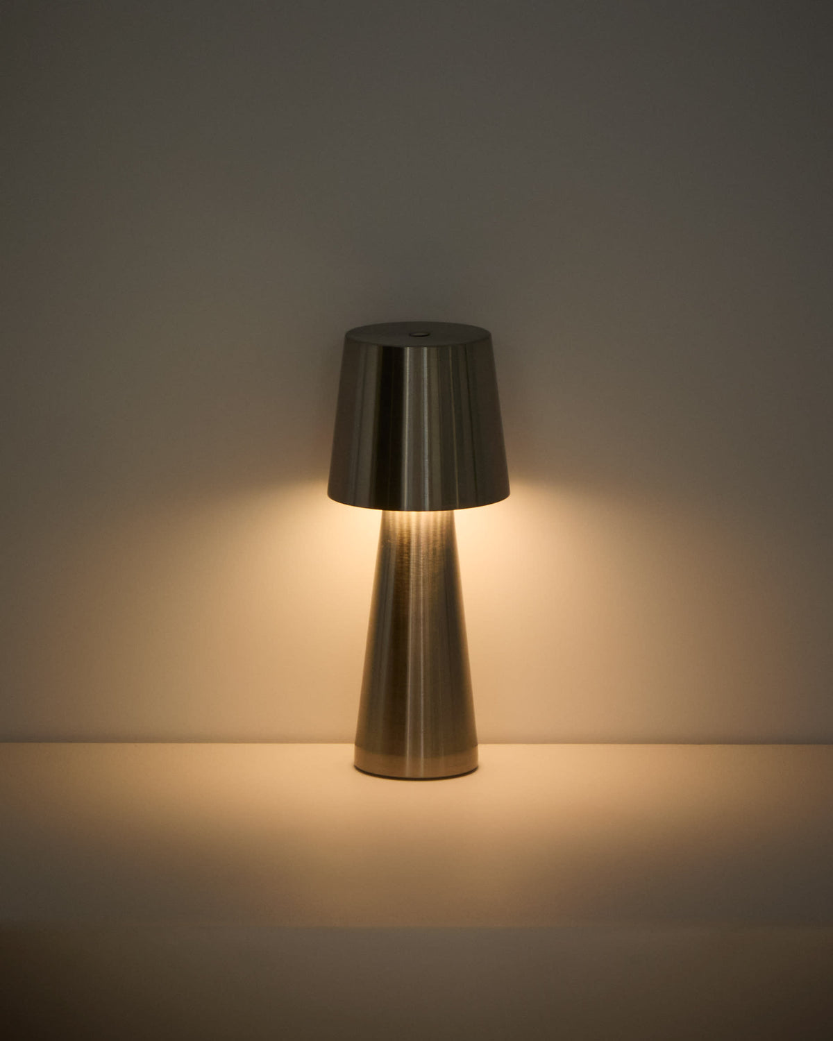 Lampa stołowa przenośna ARENYS srebrny połysk – ujęcie 8