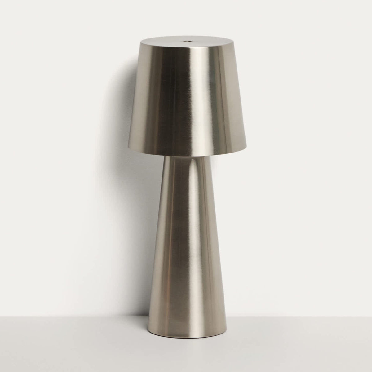 Lampa stołowa bezprzewodowa ARENYS srebrny metal – Kave Home
