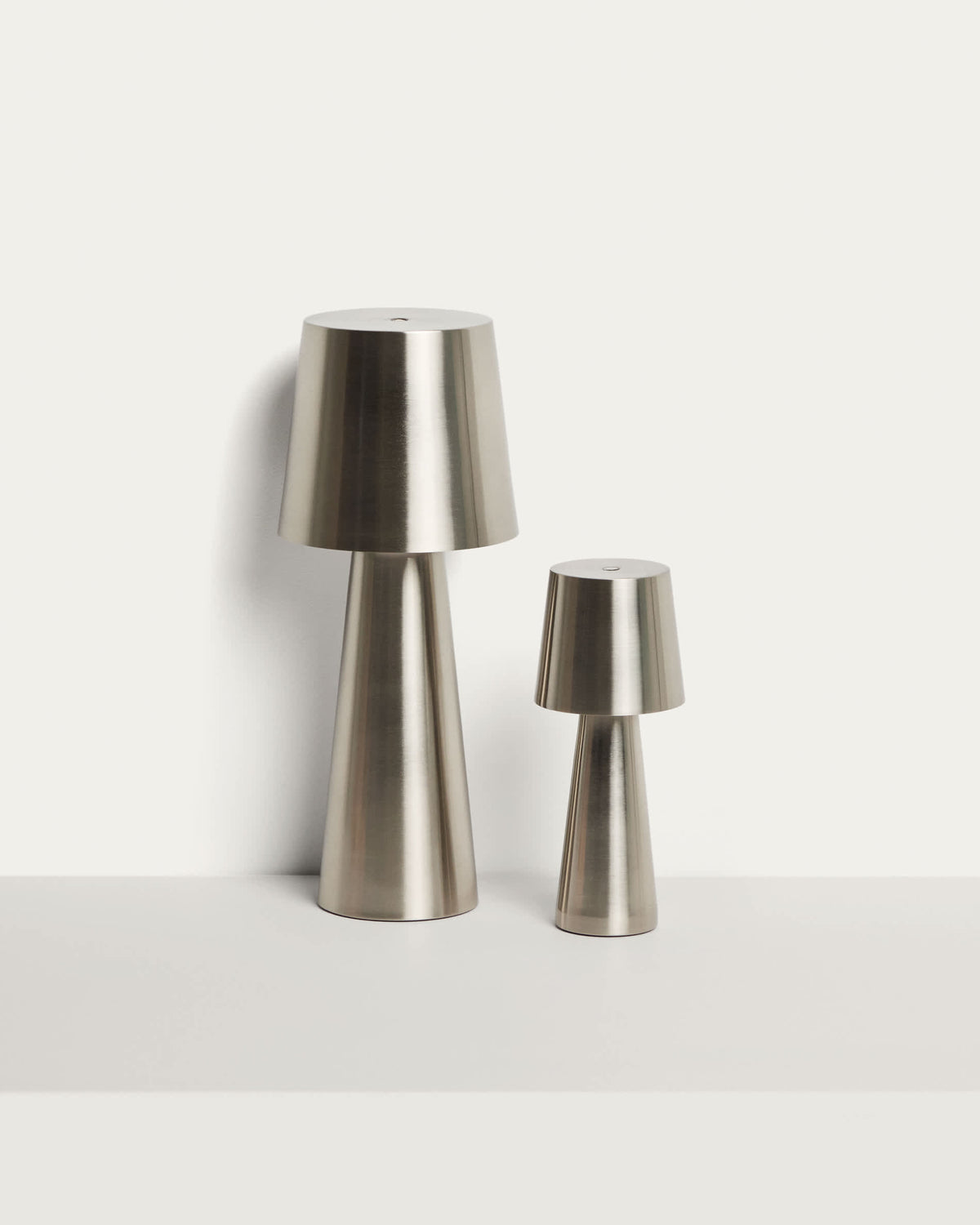 Lampa stołowa bezprzewodowa ARENYS srebrny metal – ujęcie 9