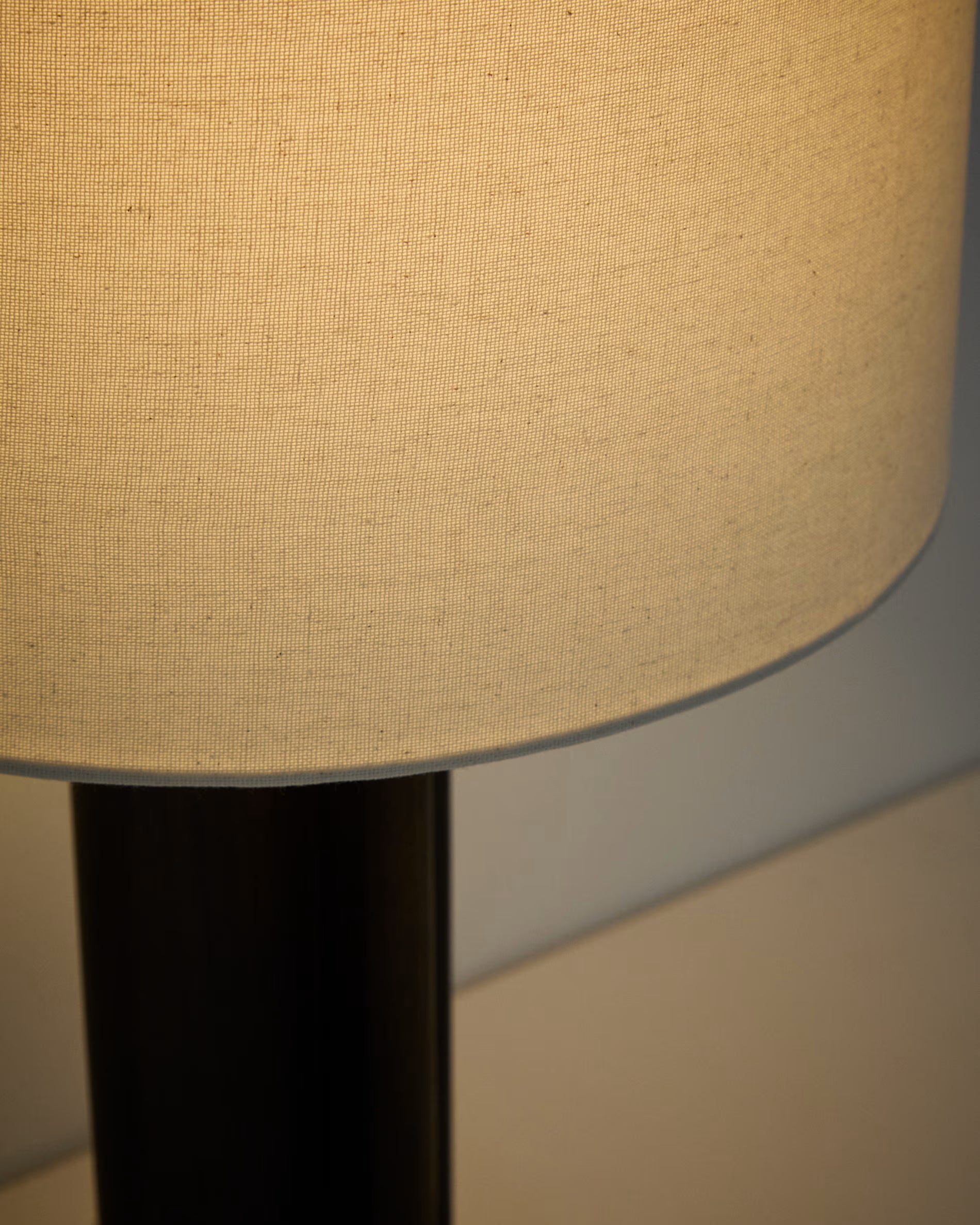 NIANI Table Lamp in Gray with Dark Wooden Base