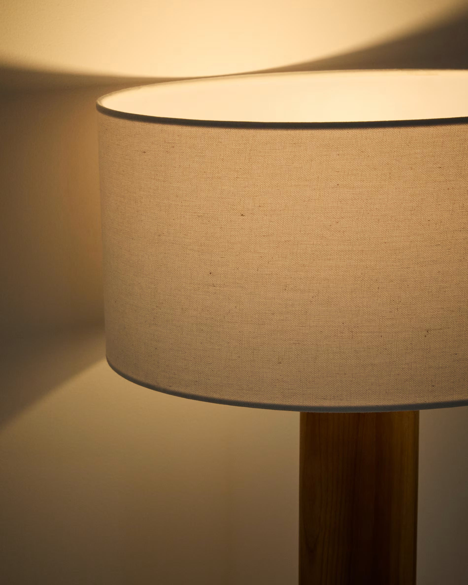 Tischlampe NIANI grau mit Holzfuß