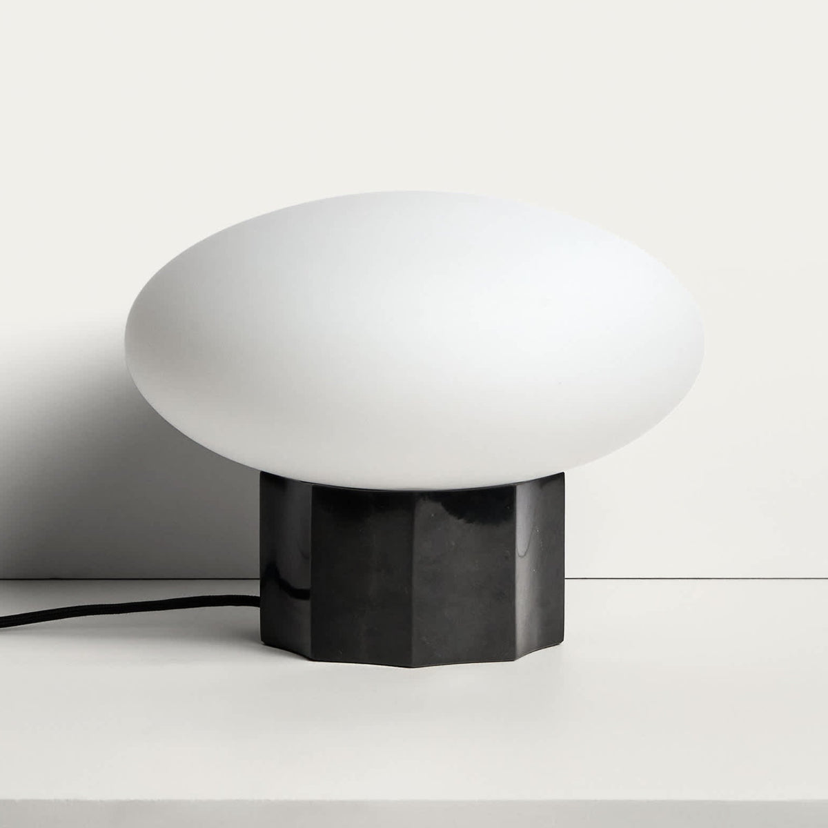 Lampa stołowa IDELA czarny marmur i przydymione szkło – ujęcie 10