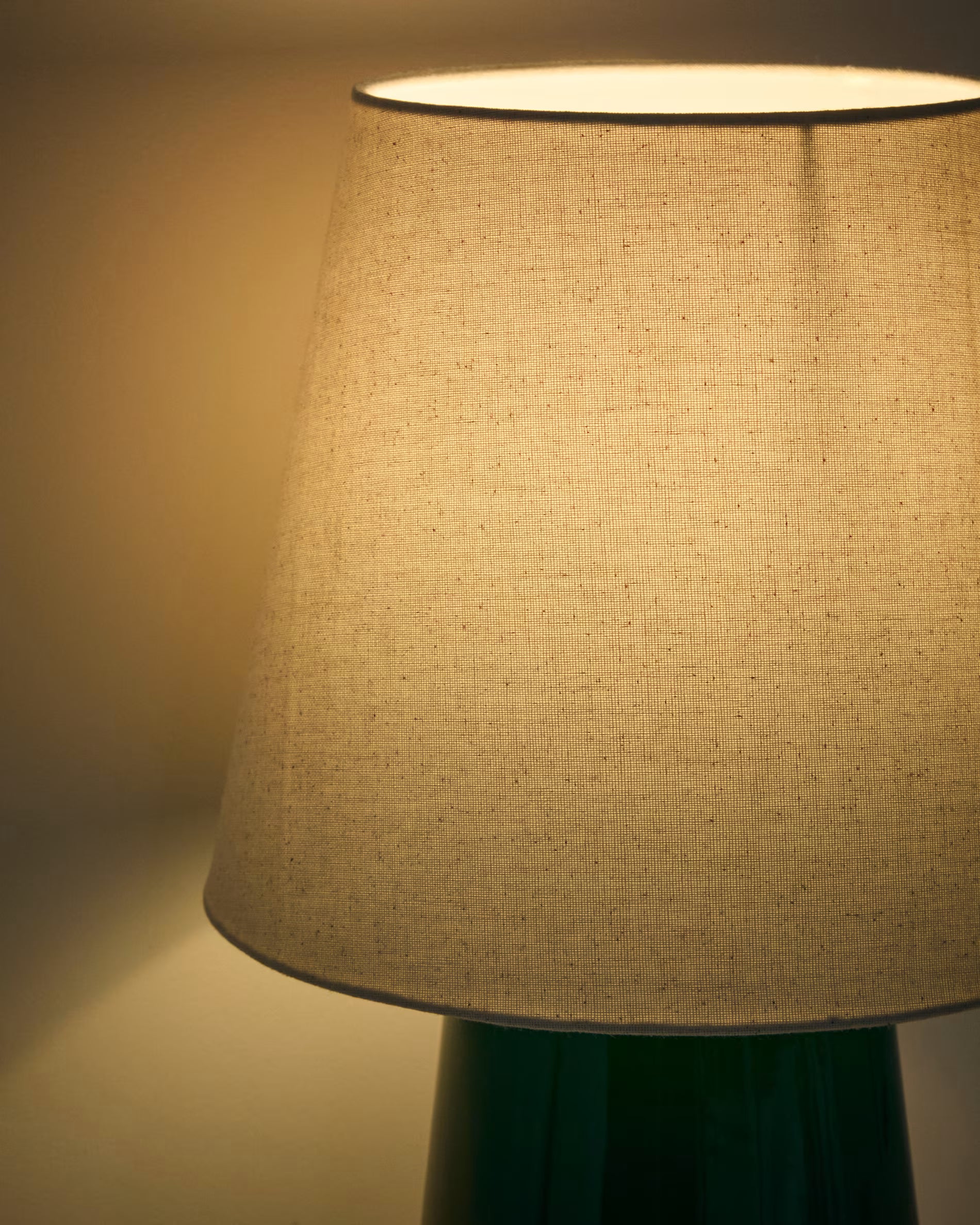Tischlampe ODRA beige mit grünem Sockel