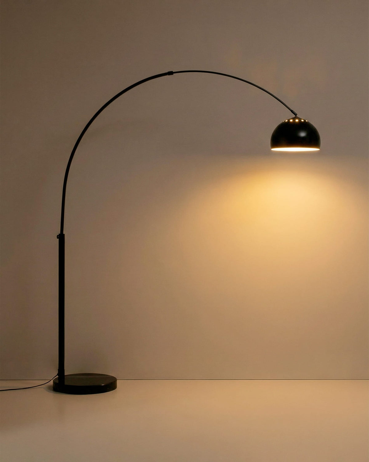 Lampa podłogowa MADALI czarna stal z czarnym marmurem – ujęcie 5