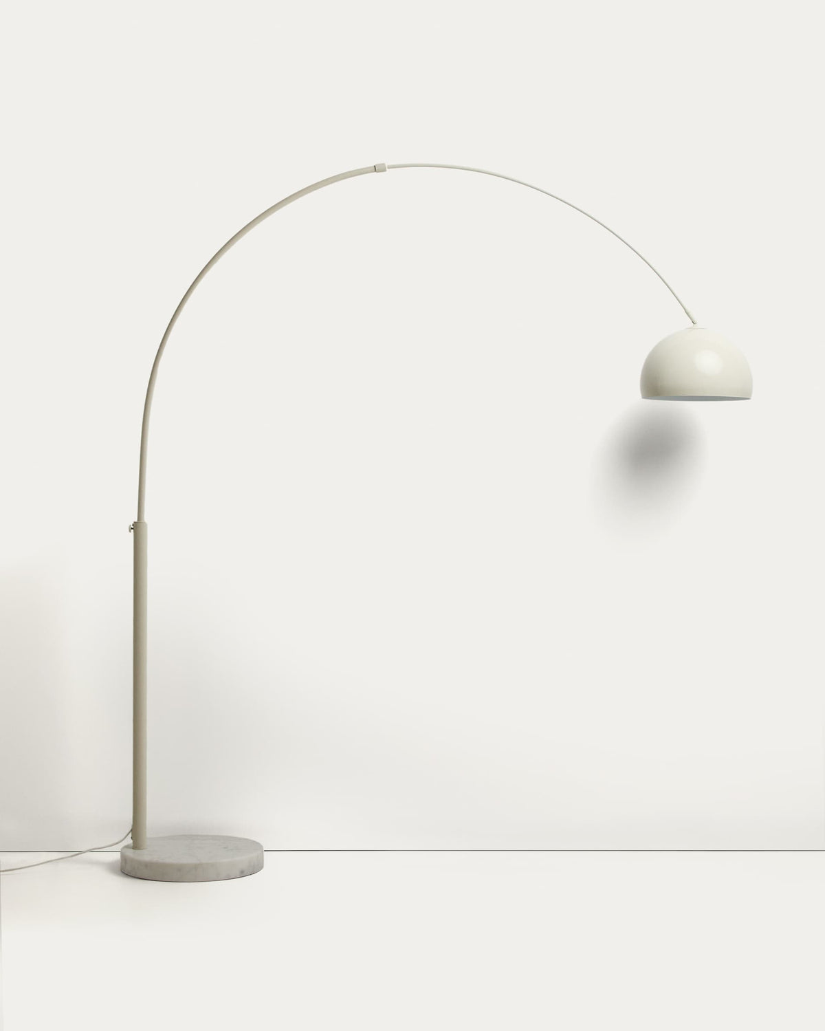 Lampa podłogowa MADALI biały stal i marmur – ujęcie 7