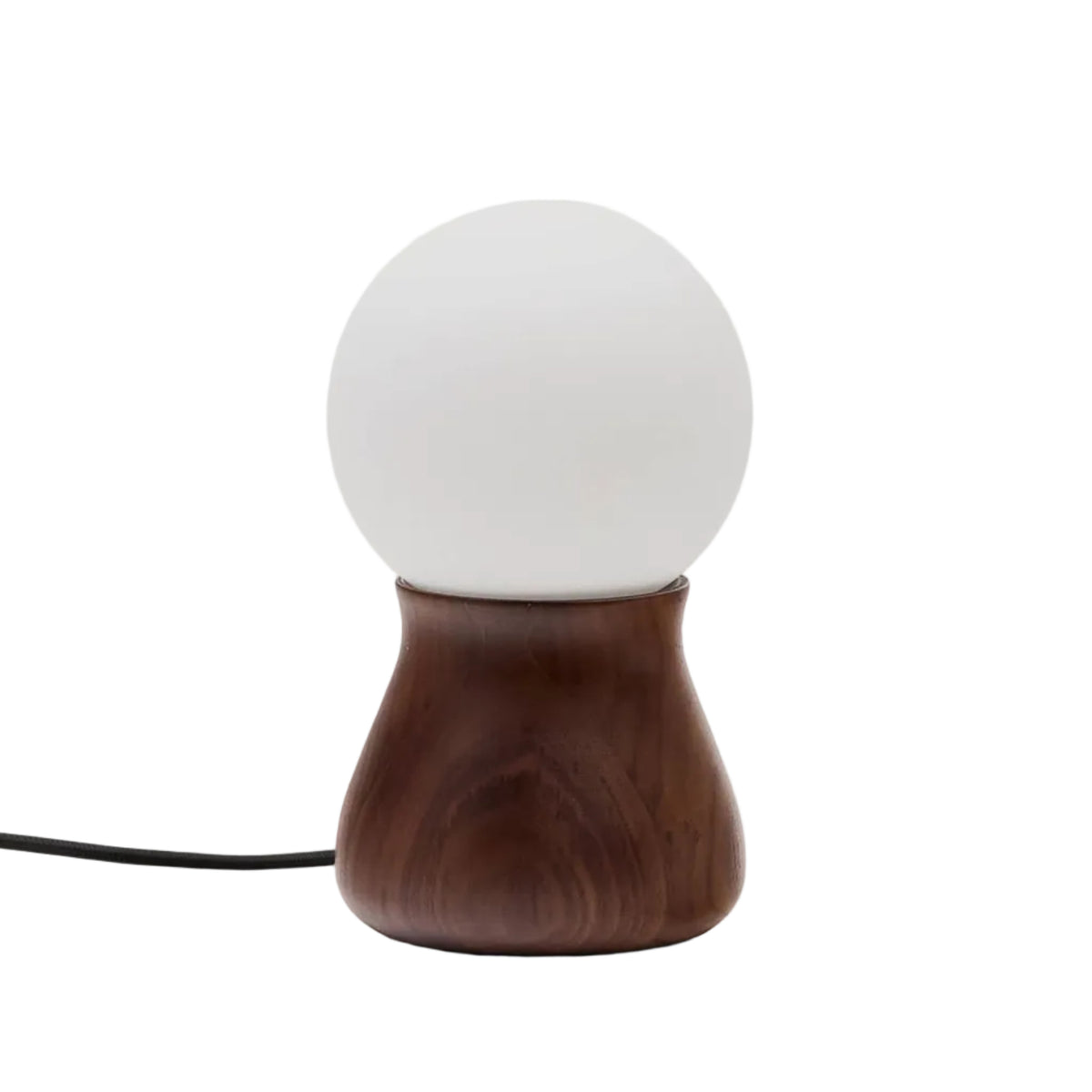 Lampa stołowa OKENI orzechowe drewno i szkło – Kave Home