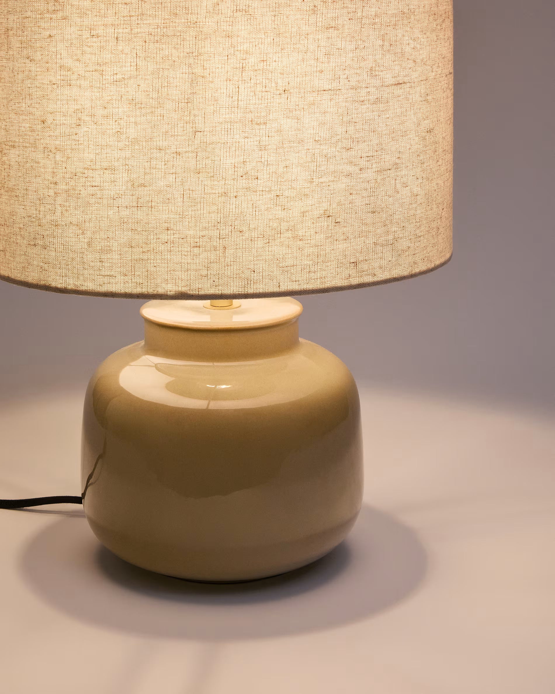 Tischlampe TAY mit beigem Schirm und grünem Fuß