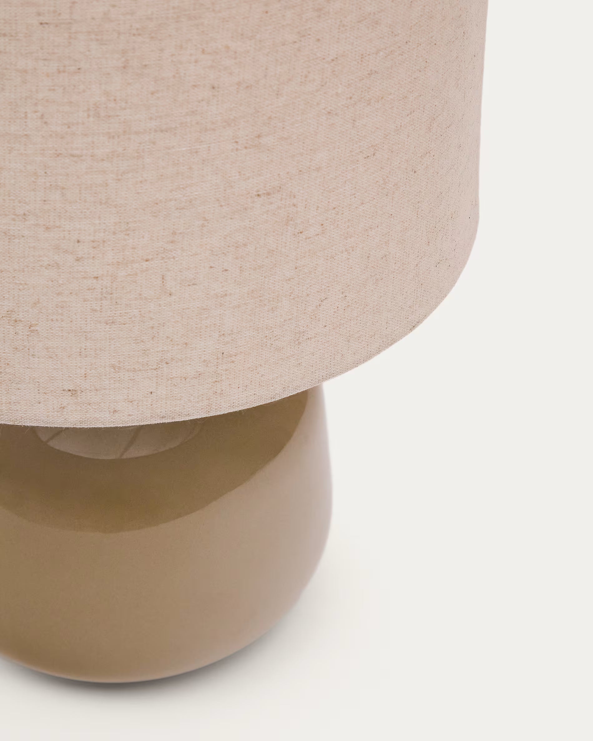 Tischlampe TAY mit beigem Schirm und grünem Fuß