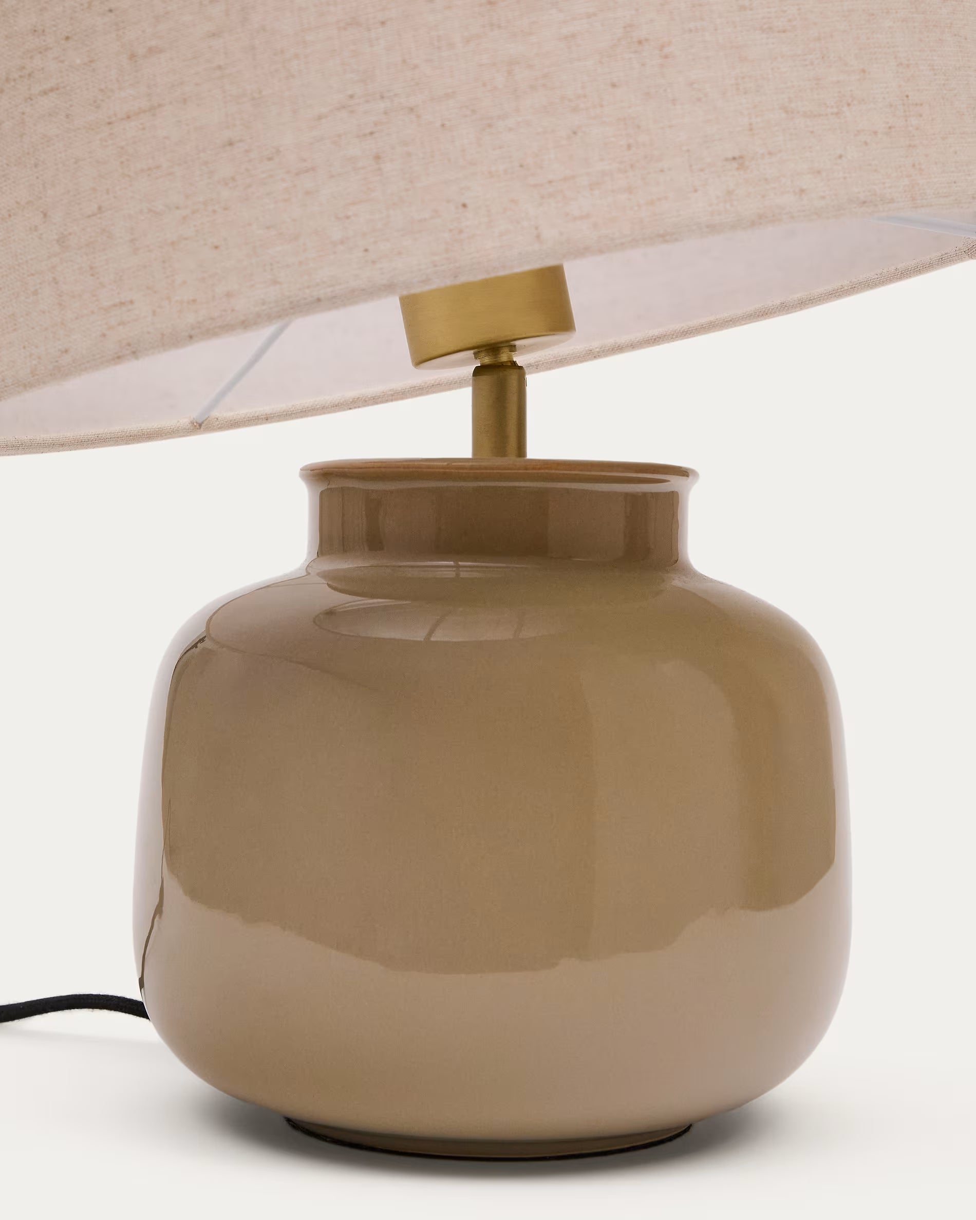 Tischlampe TAY mit beigem Schirm und grünem Fuß