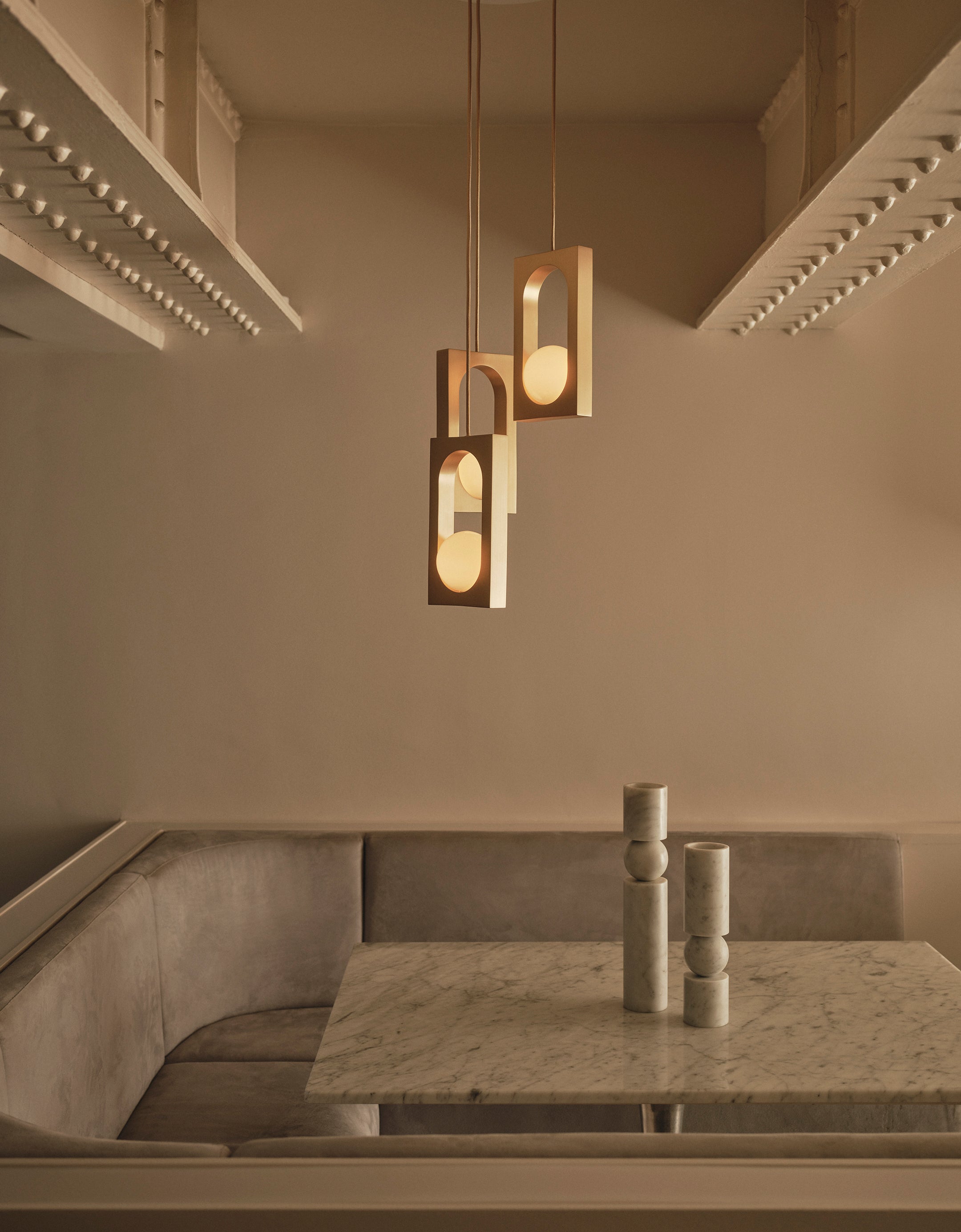 Pendelleuchte MYTHOS mit opalem Schirm und Messingdetails
