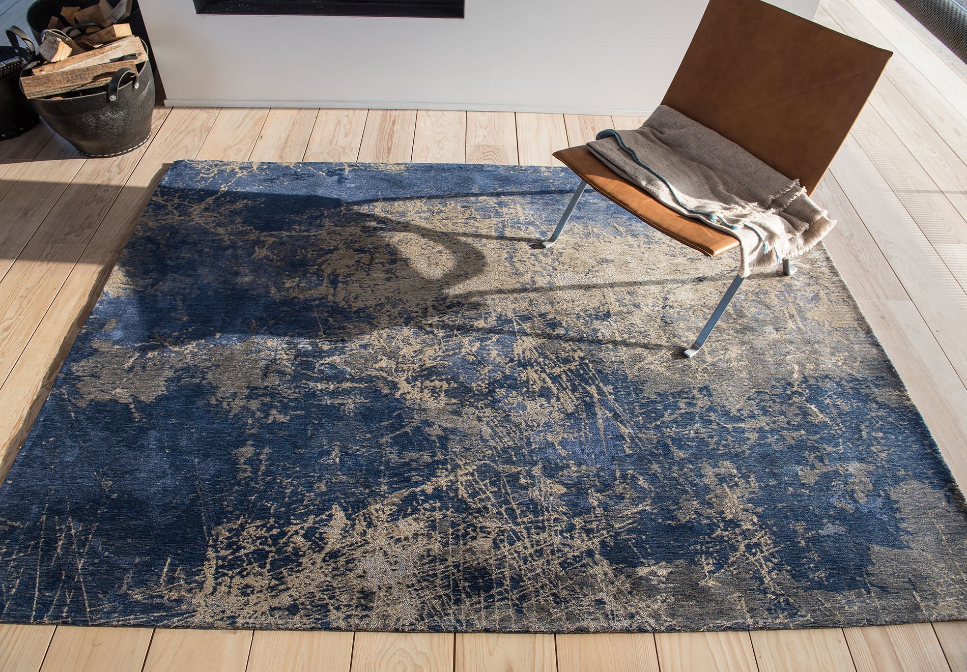 Risse Abgrund blauer Teppichblau