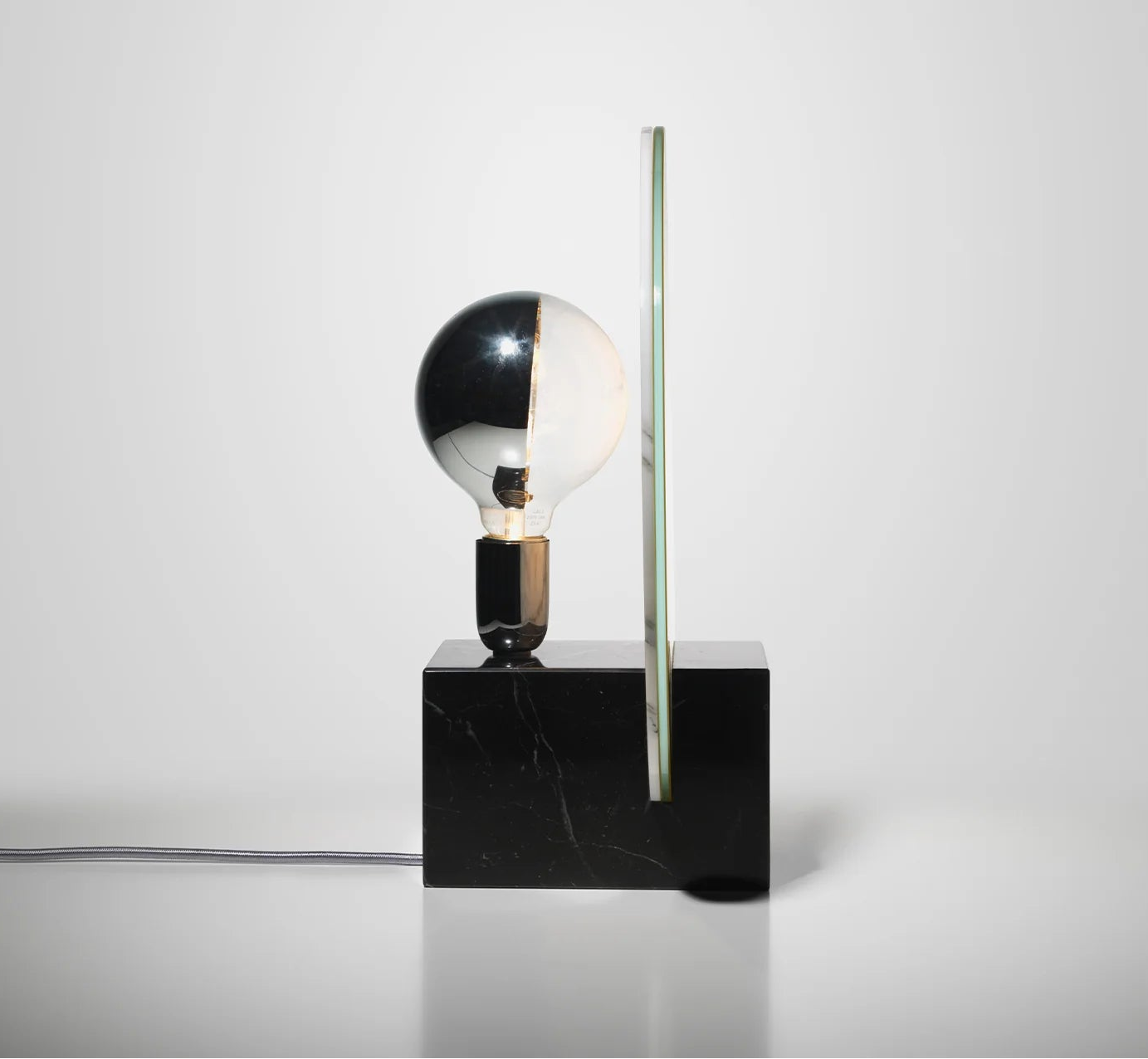 Tischlampe ACID MARBLE in säuregelb mit schwarzem Marmorsockel
