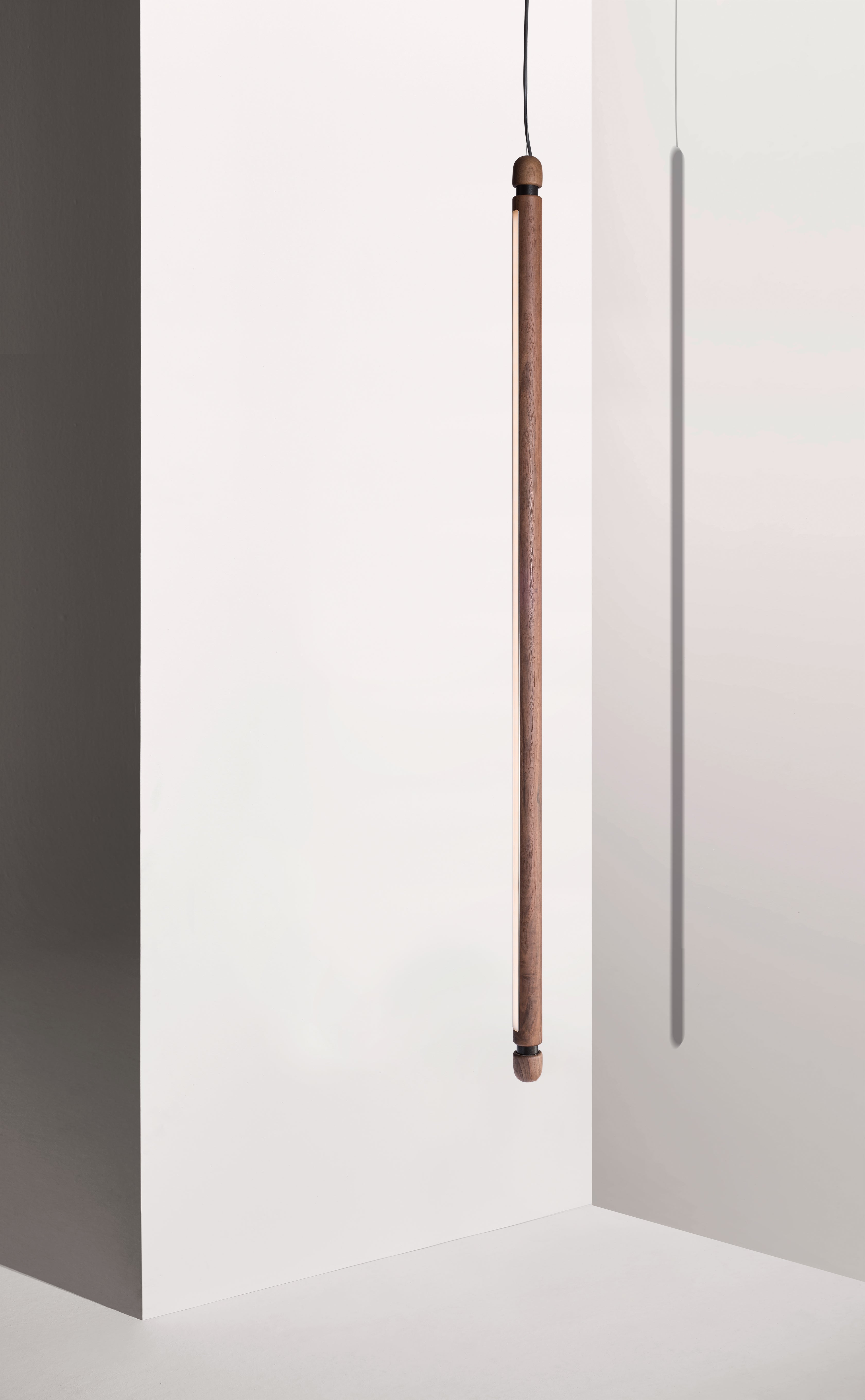 Pendelleuchte LINEA V aus Nussbaum mit grafitfarbener Oberfläche